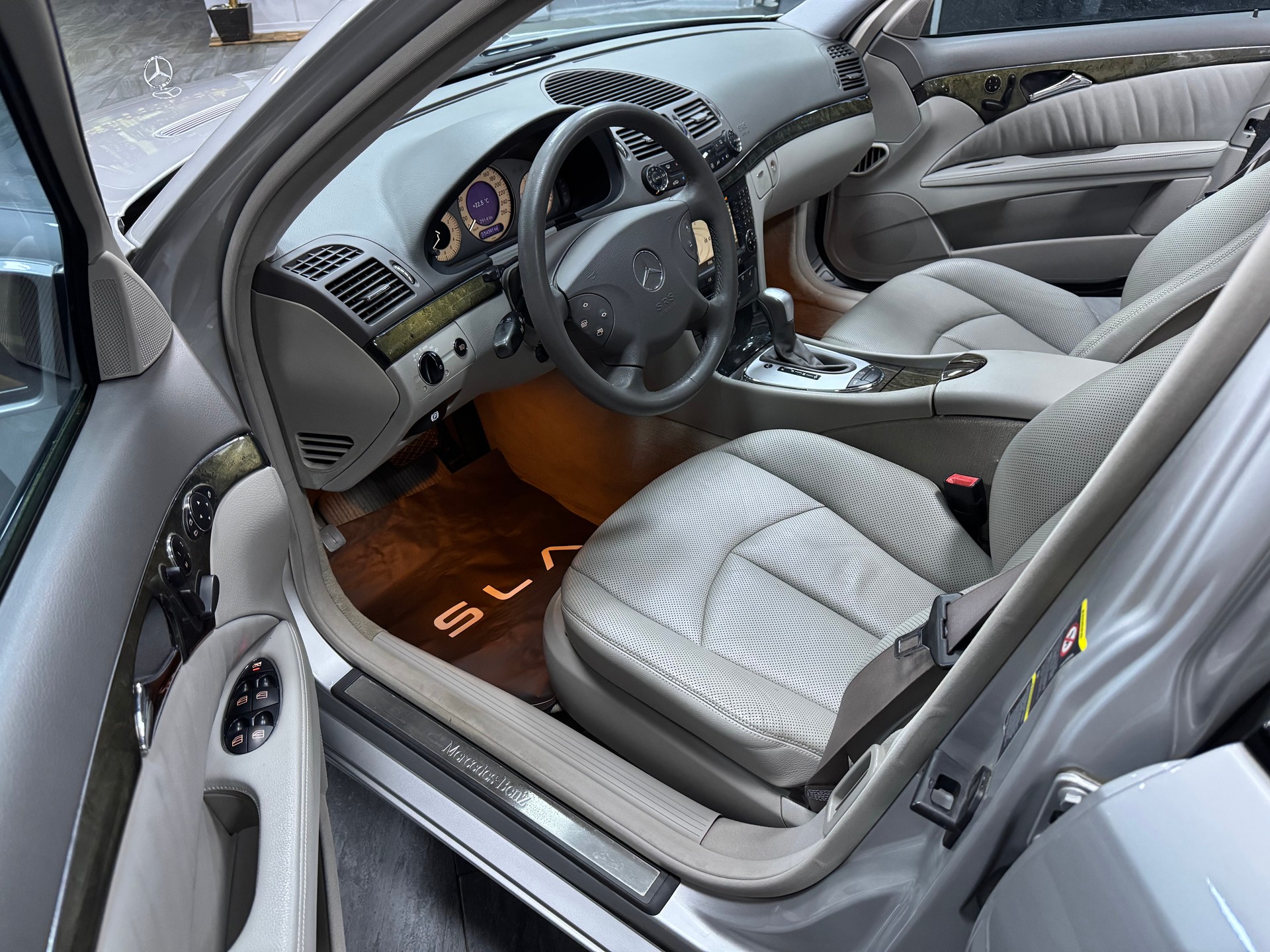 MERCEDES-BENZ E 400 CDI Avantgarde Automatic-image-5
