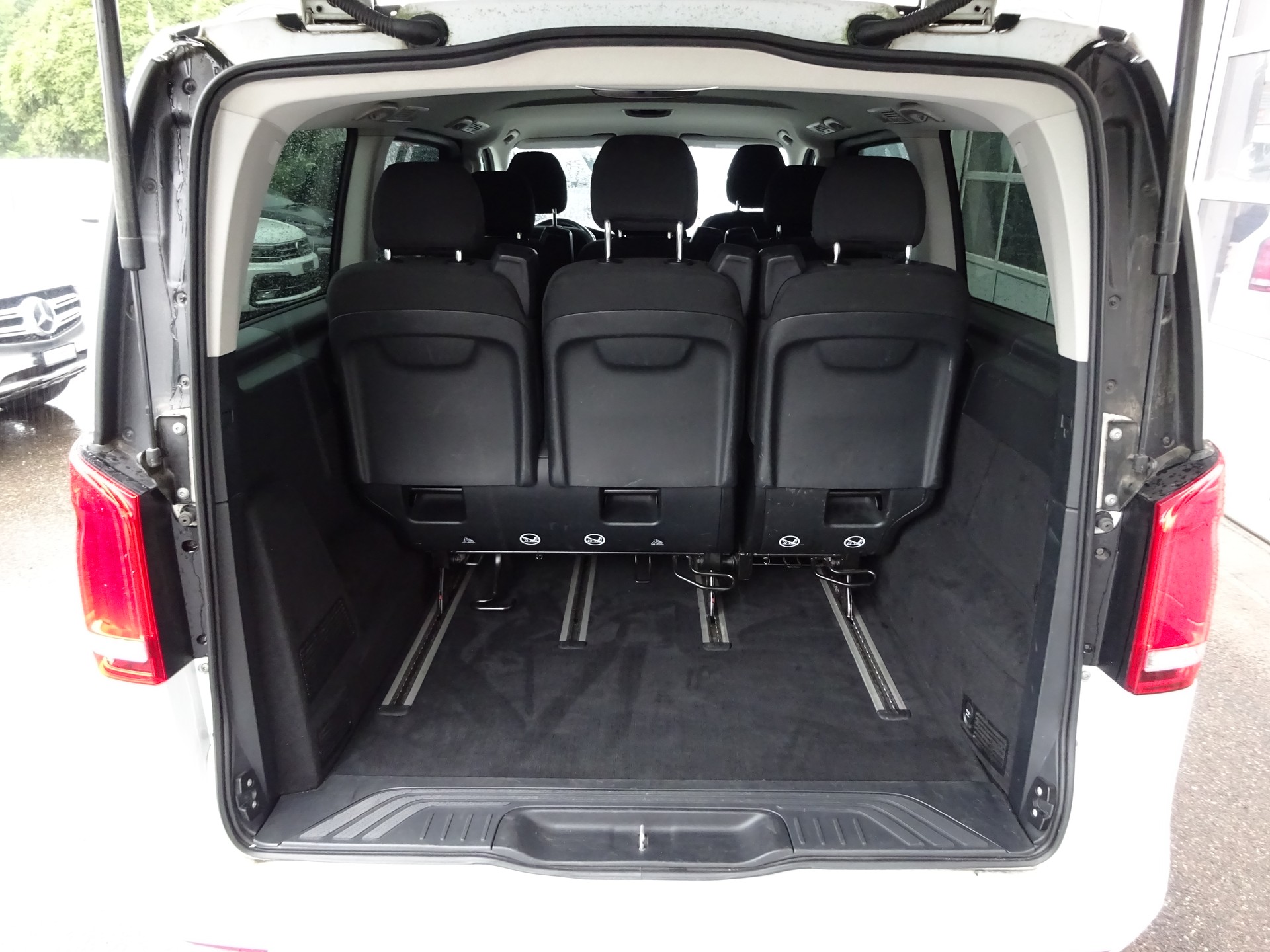 MERCEDES-BENZ V 220 d lang 4Matic 7G-Tronic-image-12