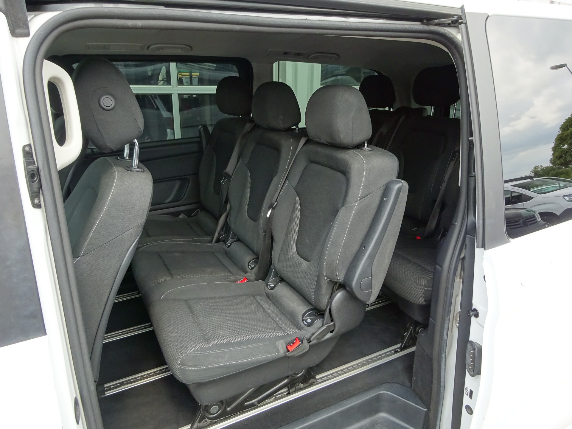 MERCEDES-BENZ V 220 d lang 4Matic 7G-Tronic-image-10