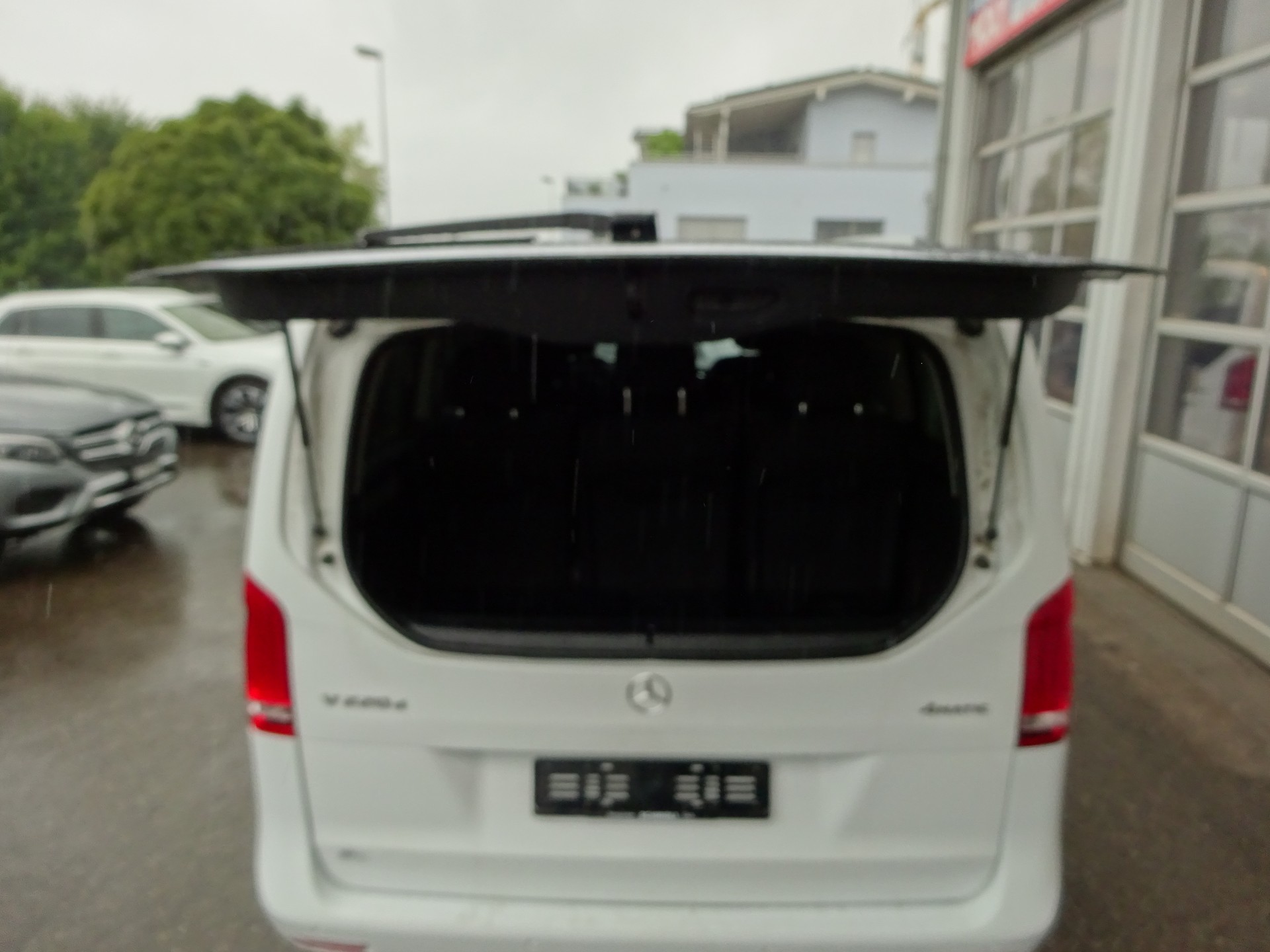MERCEDES-BENZ V 220 d lang 4Matic 7G-Tronic-image-13