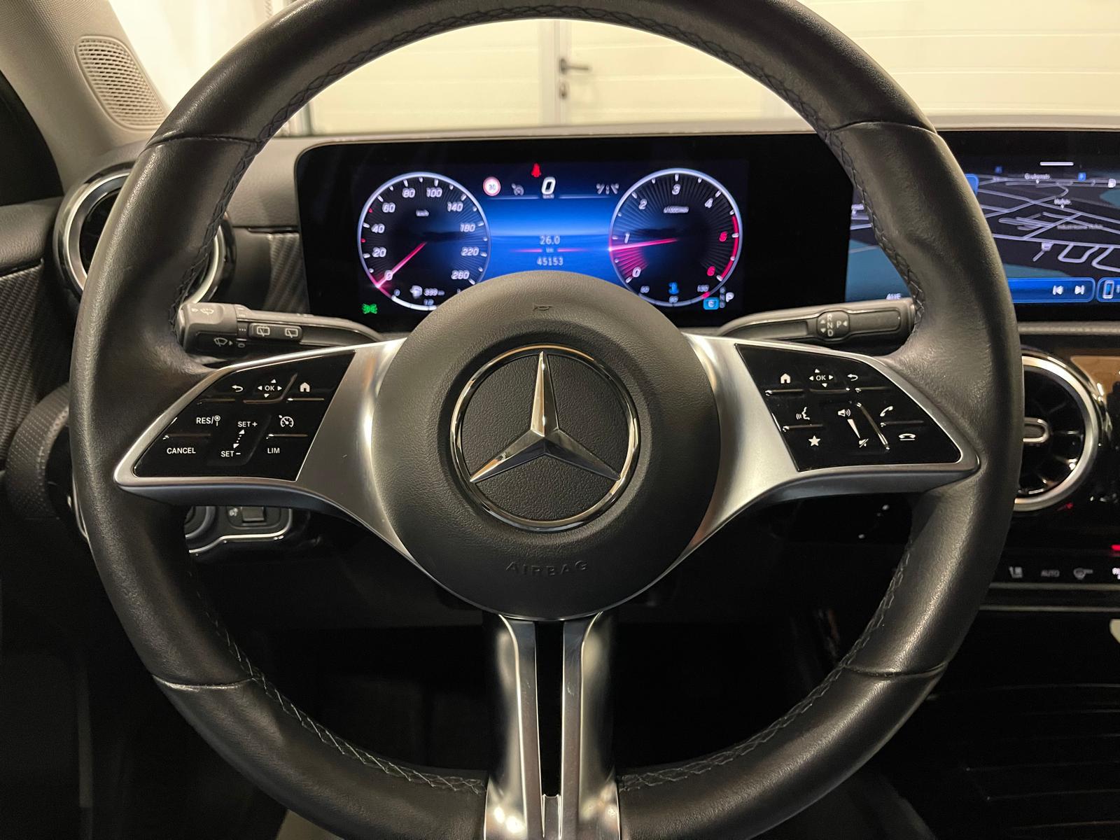 MERCEDES-BENZ A 180 d Progressive-image-15