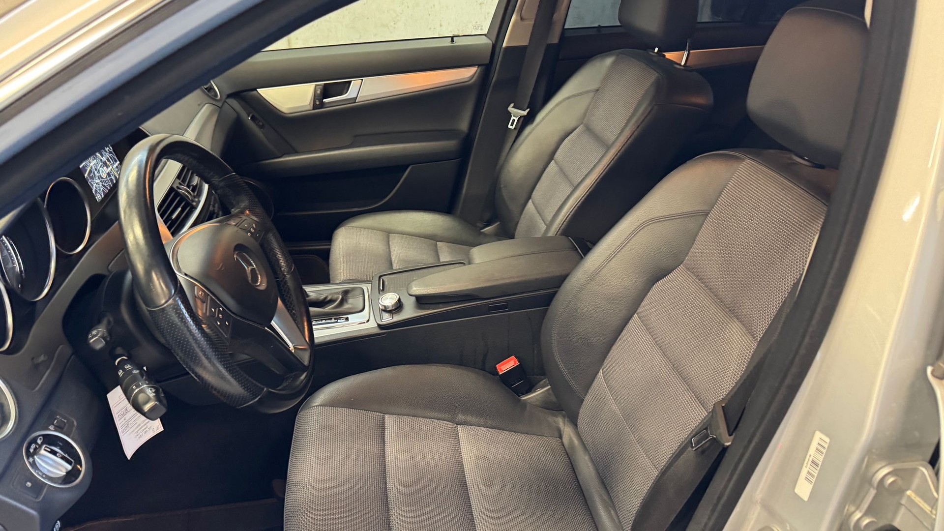 MERCEDES-BENZ C 180 CGI BlueEfficiency Avantgarde Automatic-image-8