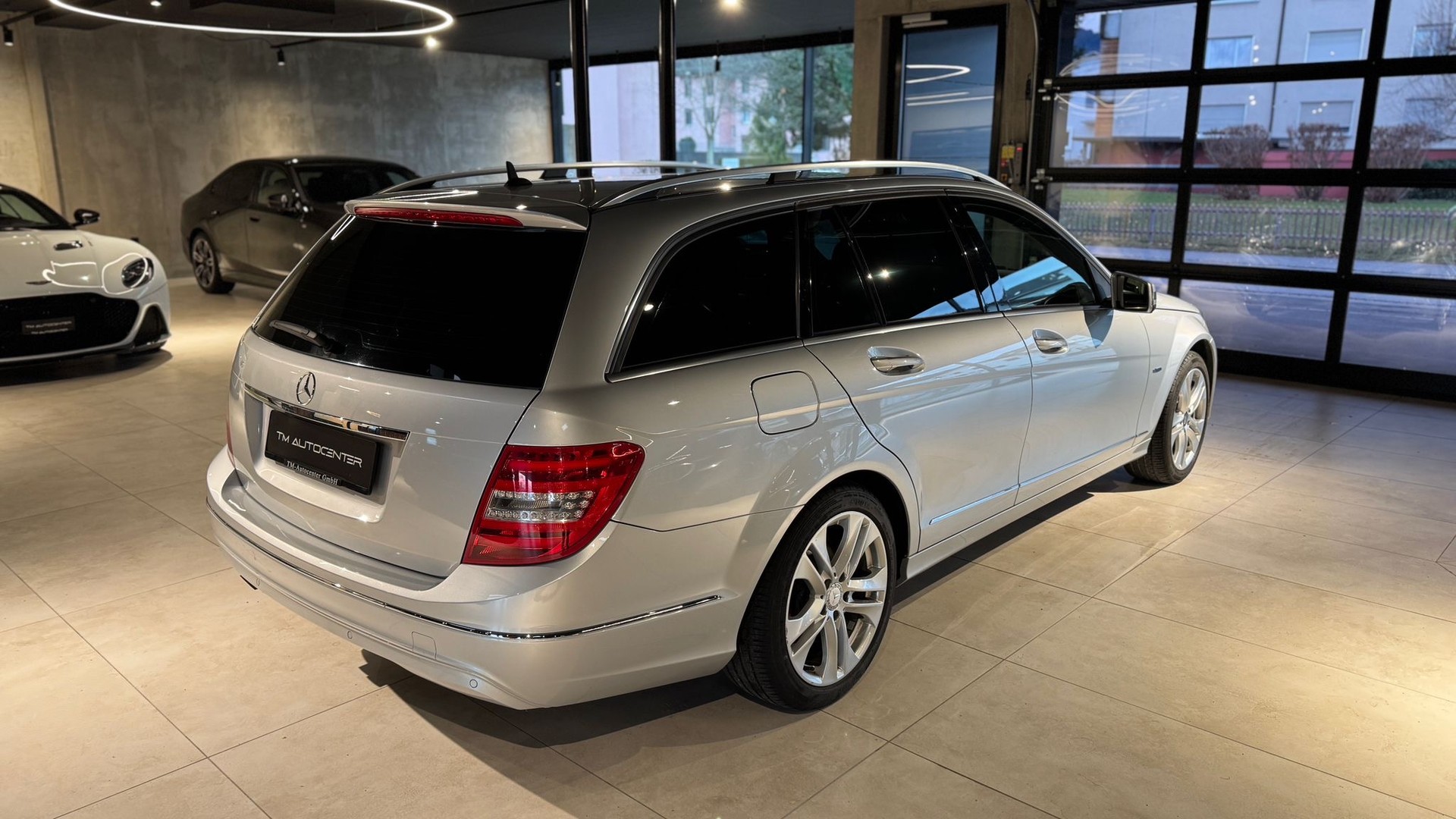 MERCEDES-BENZ C 180 CGI BlueEfficiency Avantgarde Automatic-image-2