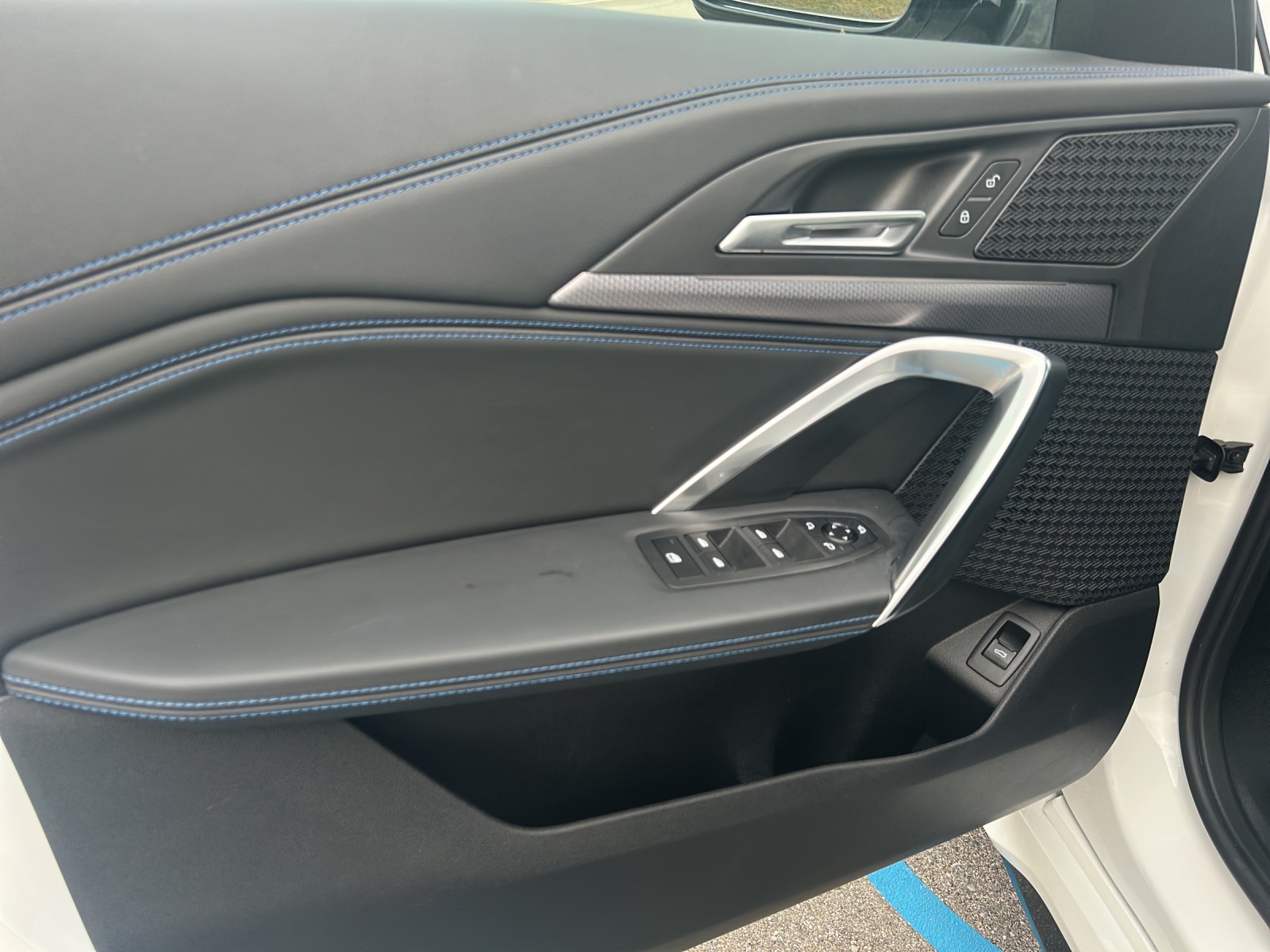 BMW iX1 xDrive 30 M Sport-image-23