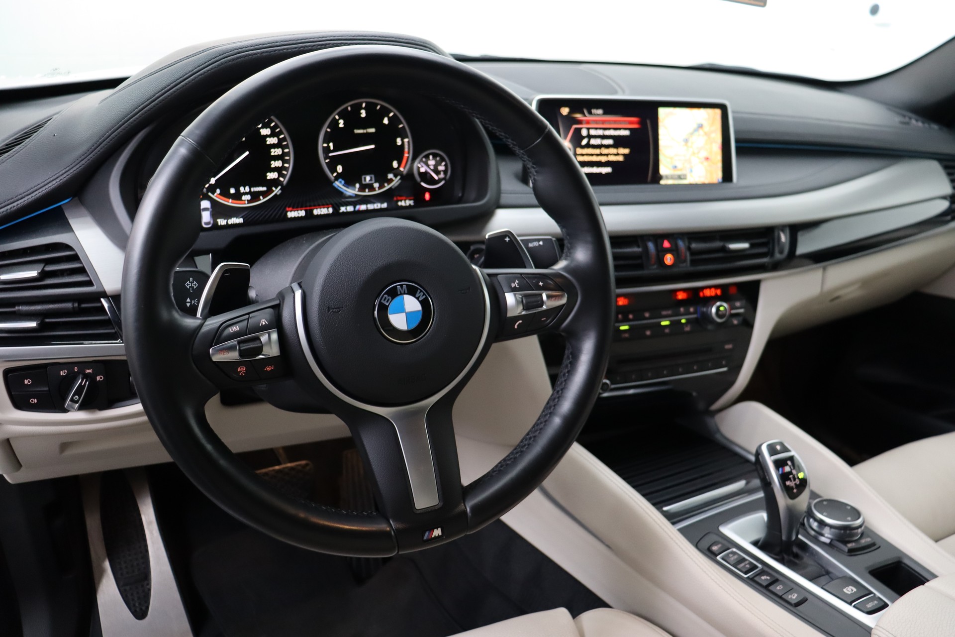 BMW X6 M50D STEPTRONIC ** WHITE ON WHITE ** SOFTCLOSE ** FAHRASSISTENZ-PAKET **-image-6