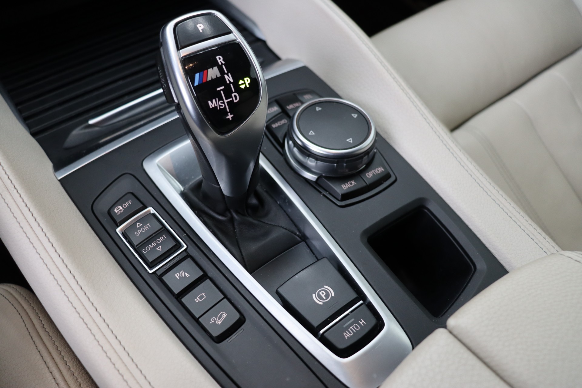 BMW X6 M50D STEPTRONIC ** WHITE ON WHITE ** SOFTCLOSE ** FAHRASSISTENZ-PAKET **-image-8