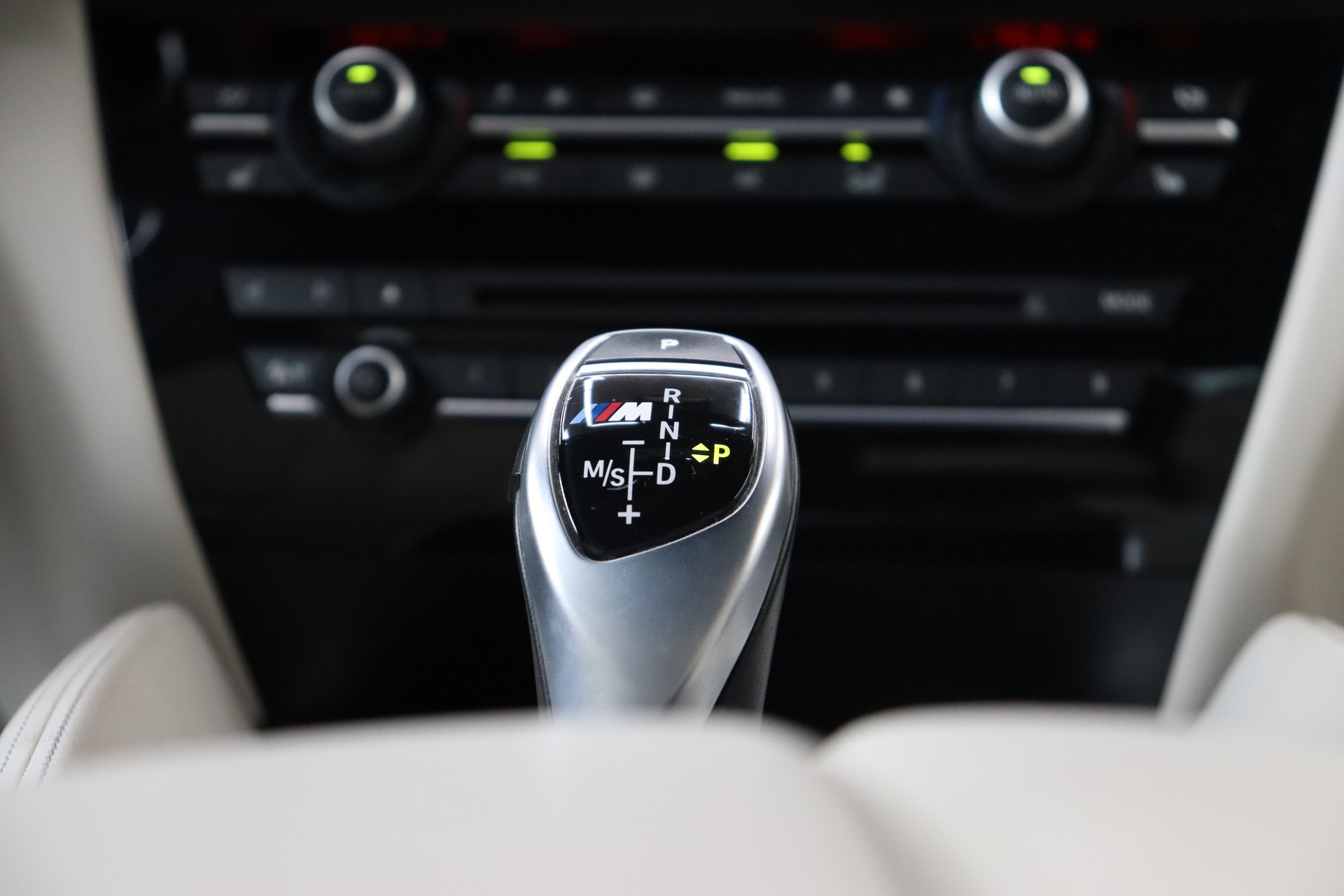 BMW X6 M50D STEPTRONIC ** WHITE ON WHITE ** SOFTCLOSE ** FAHRASSISTENZ-PAKET **-image-29