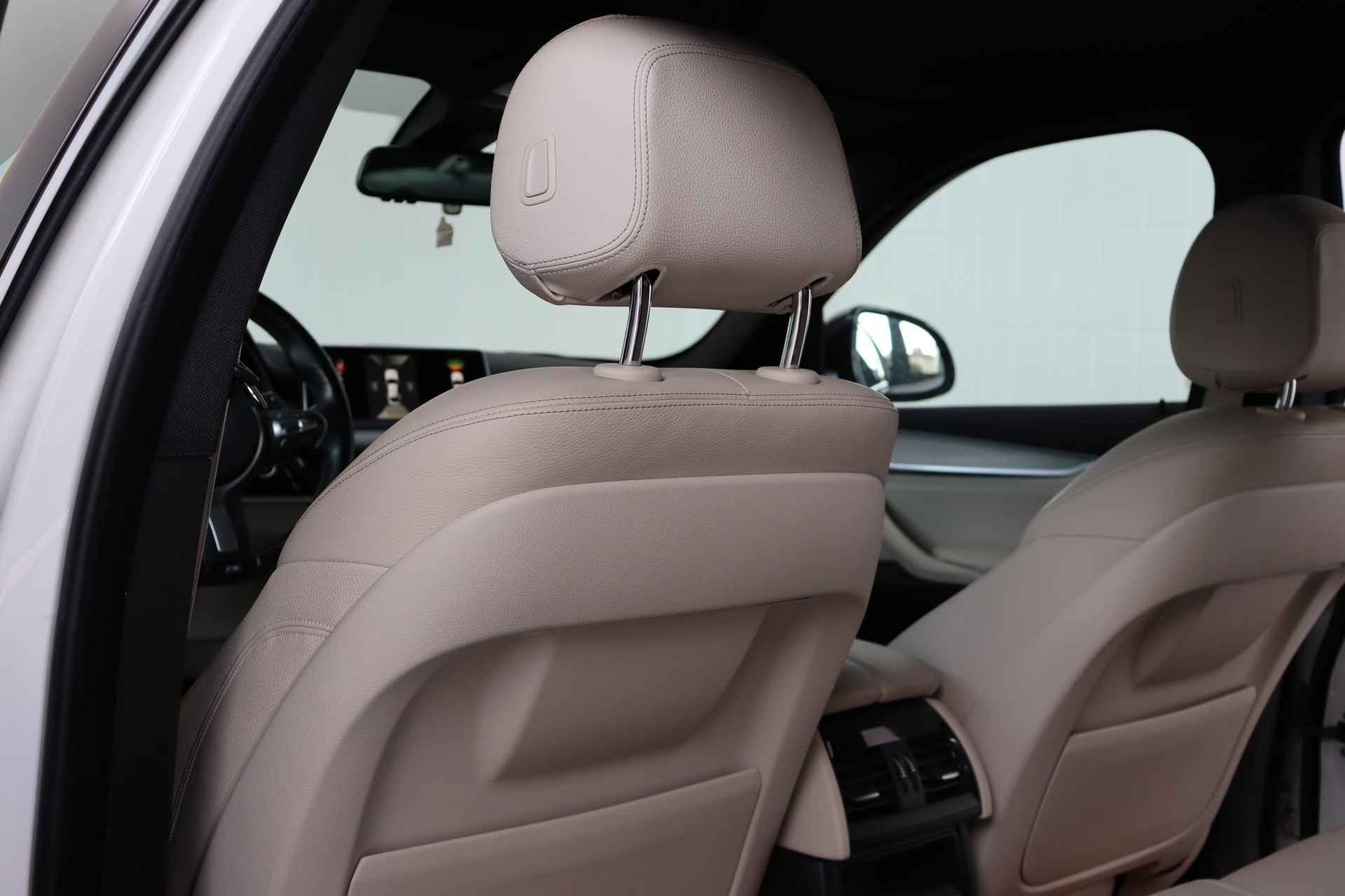 BMW X6 M50D STEPTRONIC ** WHITE ON WHITE ** SOFTCLOSE ** FAHRASSISTENZ-PAKET **-image-18