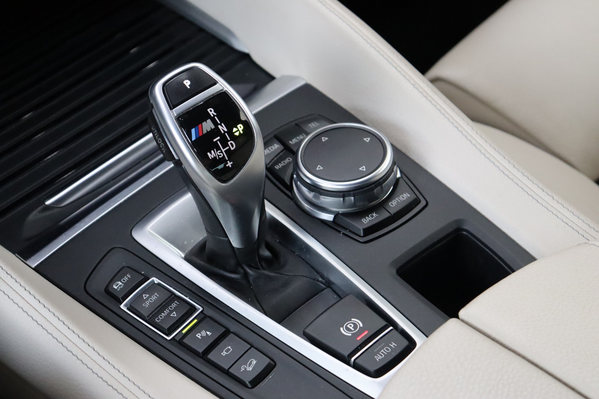BMW X6 M50D STEPTRONIC ** WHITE ON WHITE ** SOFTCLOSE ** FAHRASSISTENZ-PAKET **-image-30