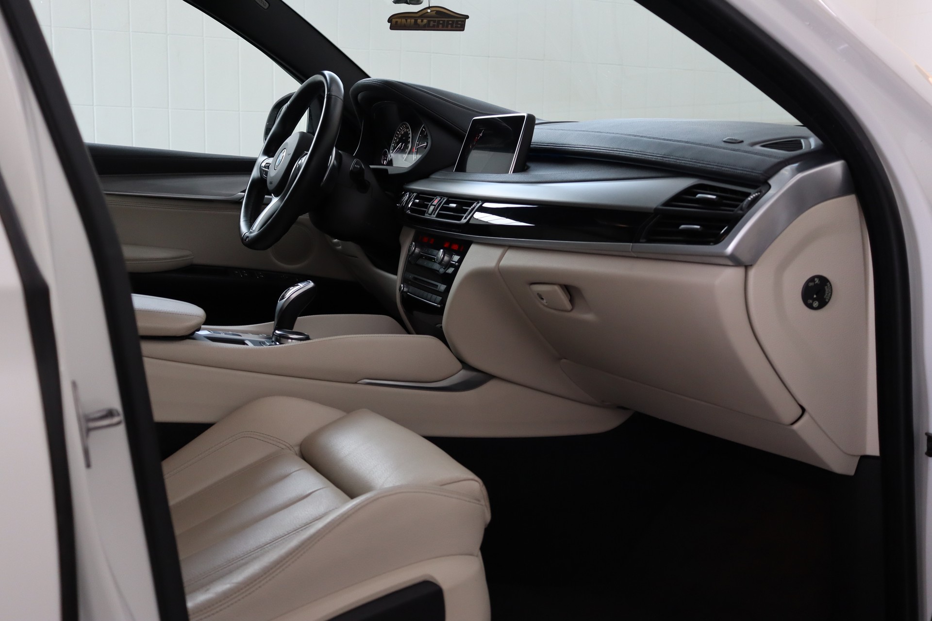 BMW X6 M50D STEPTRONIC ** WHITE ON WHITE ** SOFTCLOSE ** FAHRASSISTENZ-PAKET **-image-12
