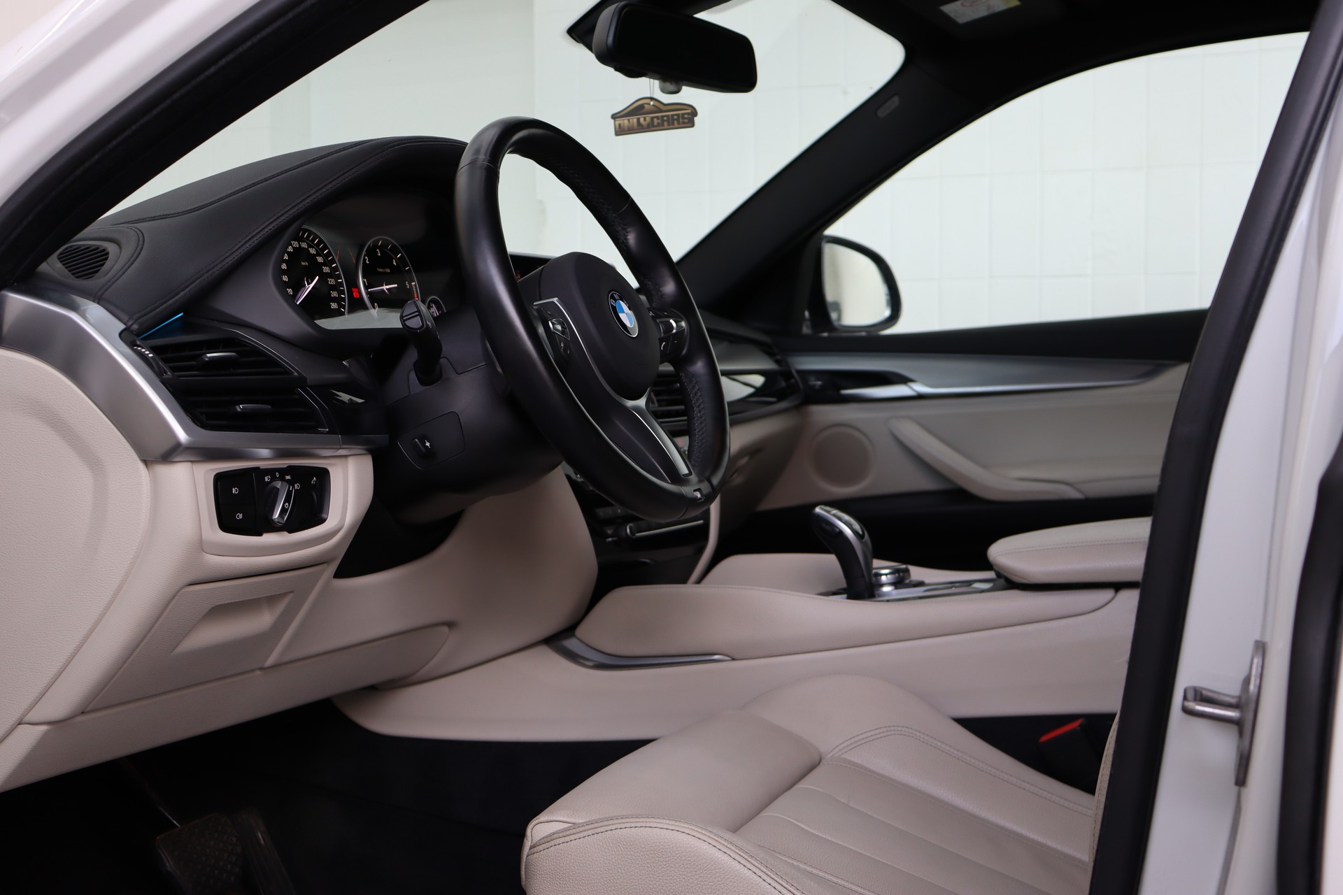 BMW X6 M50D STEPTRONIC ** WHITE ON WHITE ** SOFTCLOSE ** FAHRASSISTENZ-PAKET **-image-11