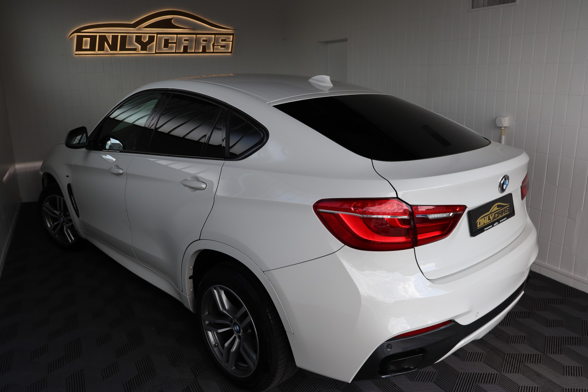 BMW X6 M50D STEPTRONIC ** WHITE ON WHITE ** SOFTCLOSE ** FAHRASSISTENZ-PAKET **-image-7