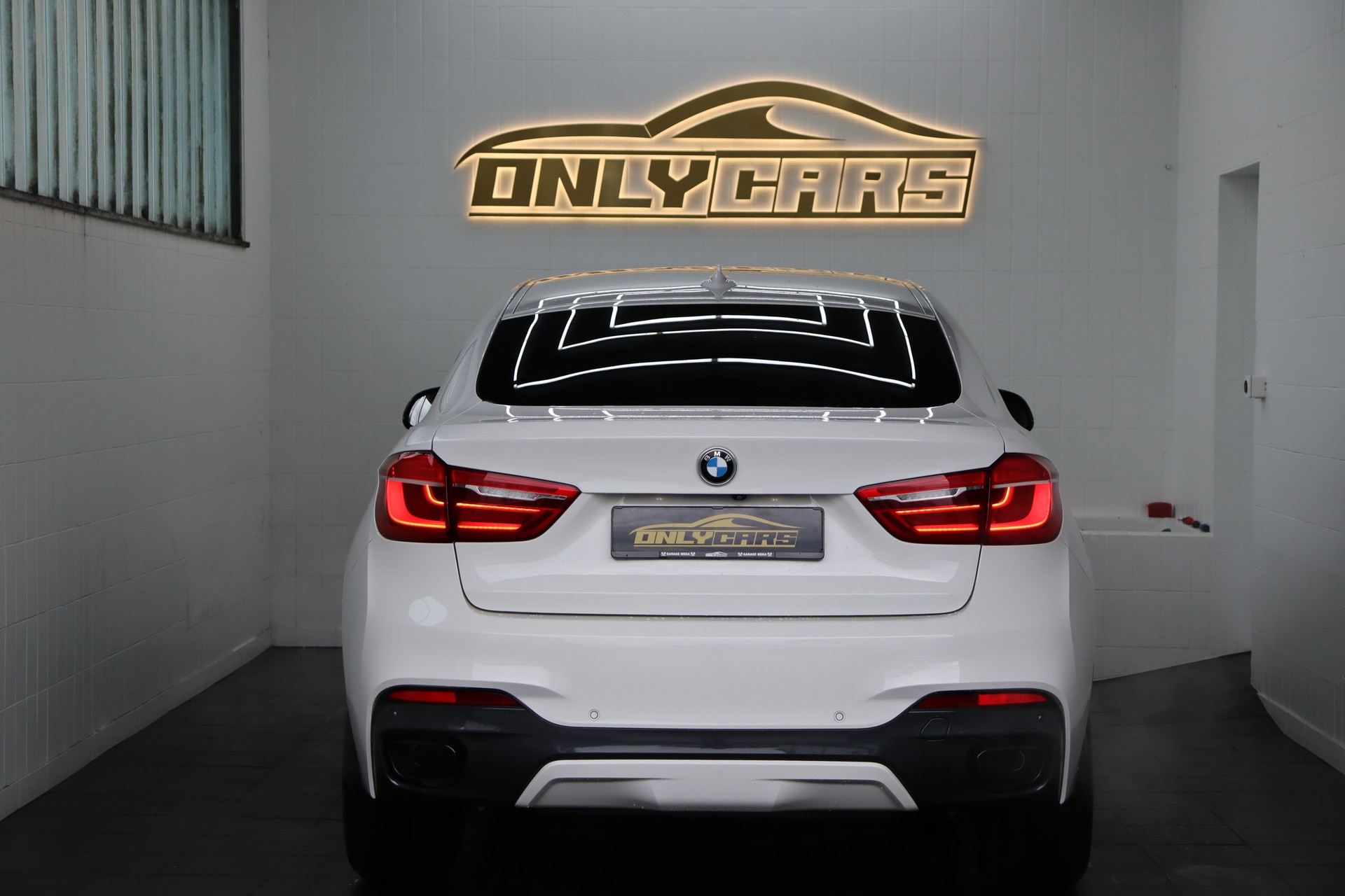 BMW X6 M50D STEPTRONIC ** WHITE ON WHITE ** SOFTCLOSE ** FAHRASSISTENZ-PAKET **-image-4