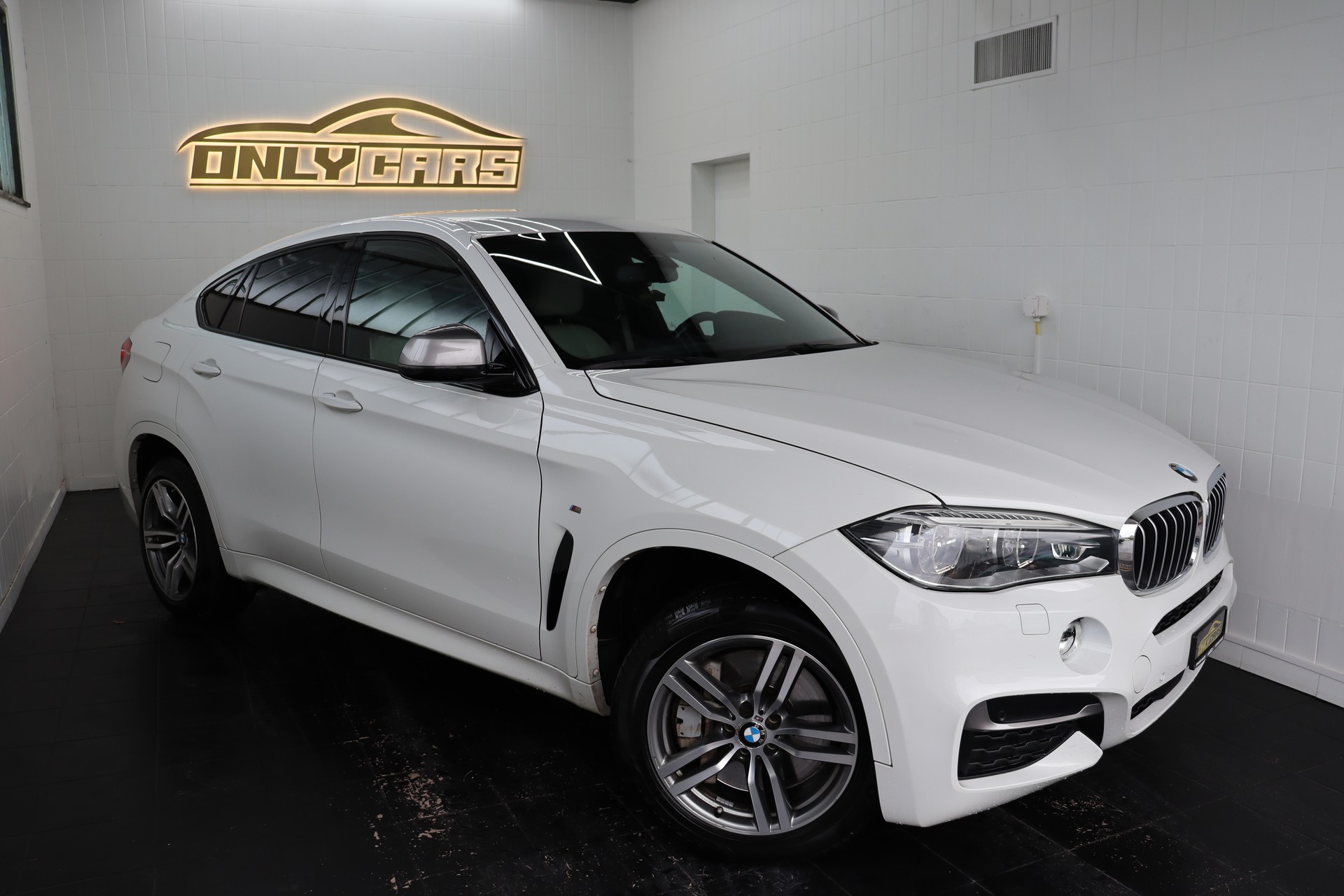 BMW X6 M50D STEPTRONIC ** WHITE ON WHITE ** SOFTCLOSE ** FAHRASSISTENZ-PAKET **-image-1