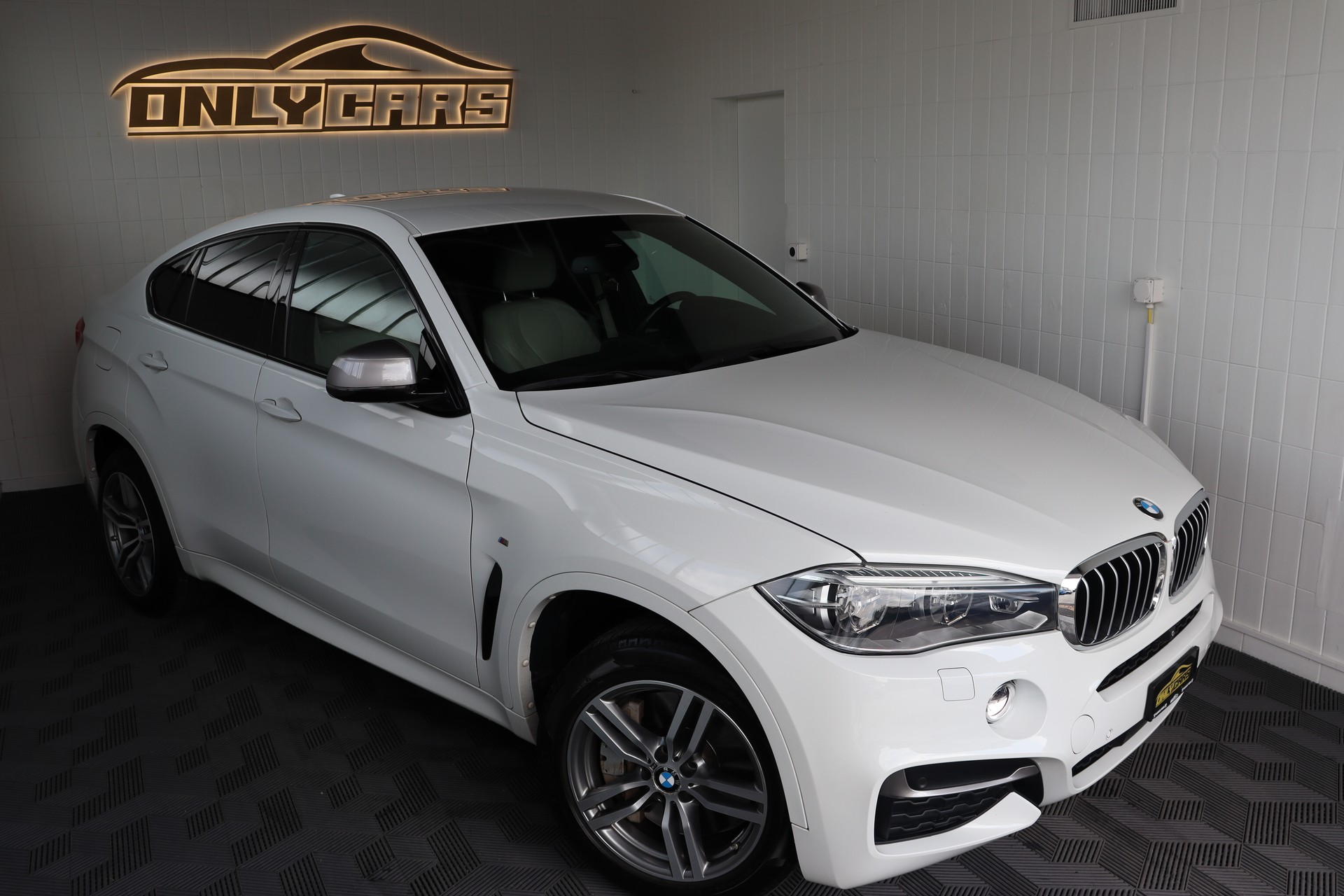 BMW X6 M50D STEPTRONIC ** WHITE ON WHITE ** SOFTCLOSE ** FAHRASSISTENZ-PAKET **-image-2