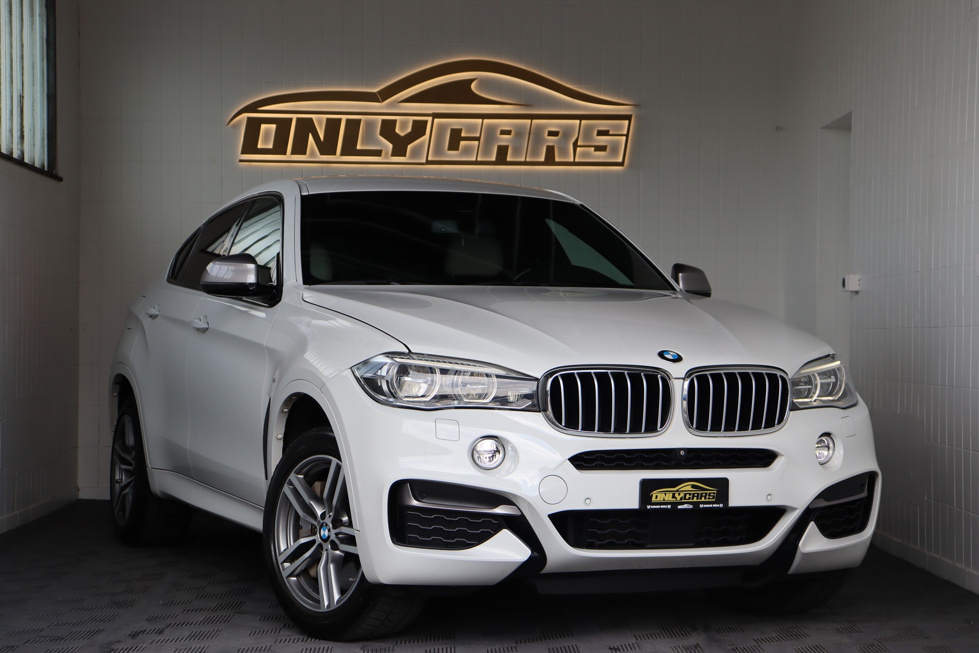 BMW X6 M50D STEPTRONIC ** WHITE ON WHITE ** SOFTCLOSE ** FAHRASSISTENZ-PAKET **-image-0