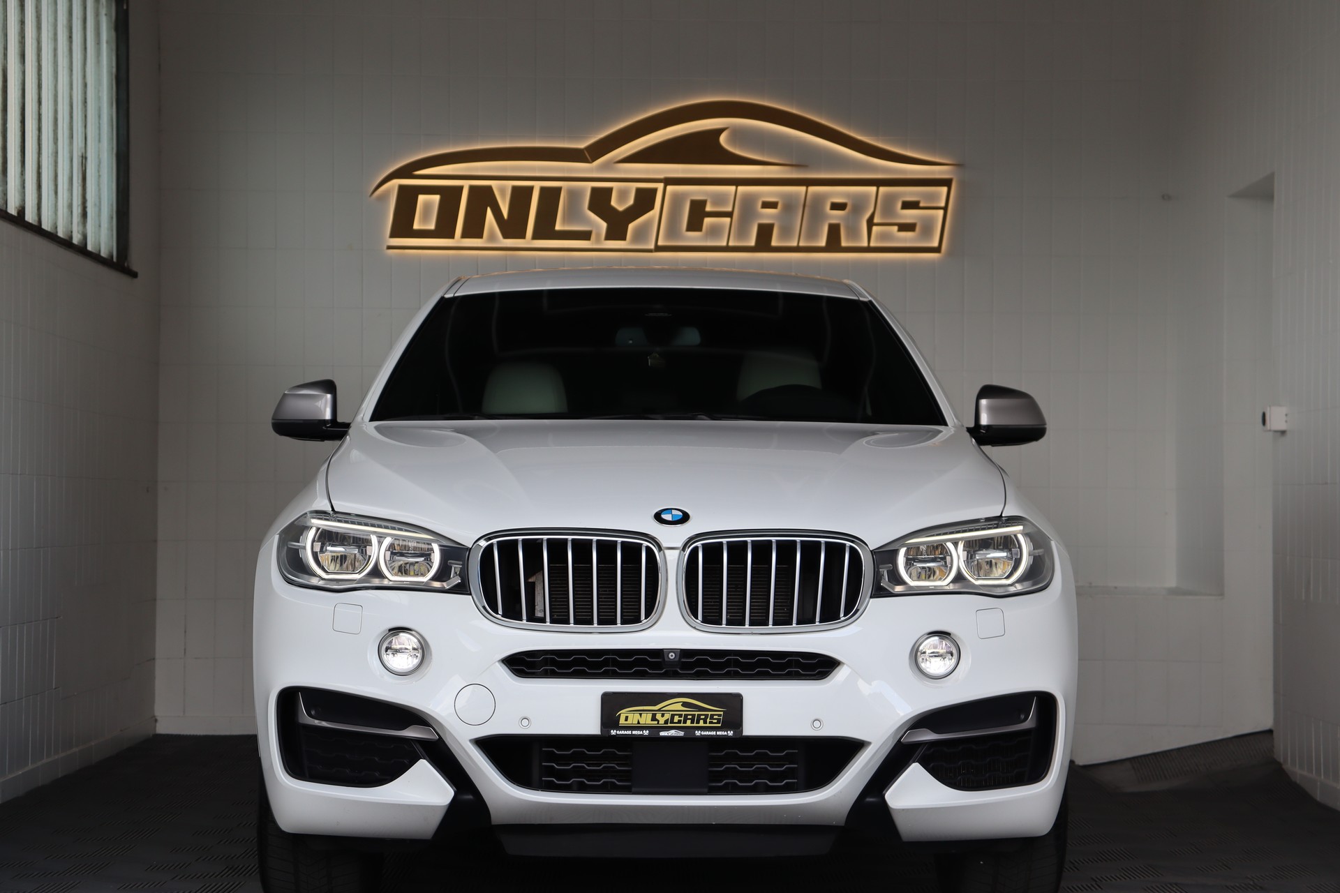 BMW X6 M50D STEPTRONIC ** WHITE ON WHITE ** SOFTCLOSE ** FAHRASSISTENZ-PAKET **-image-1