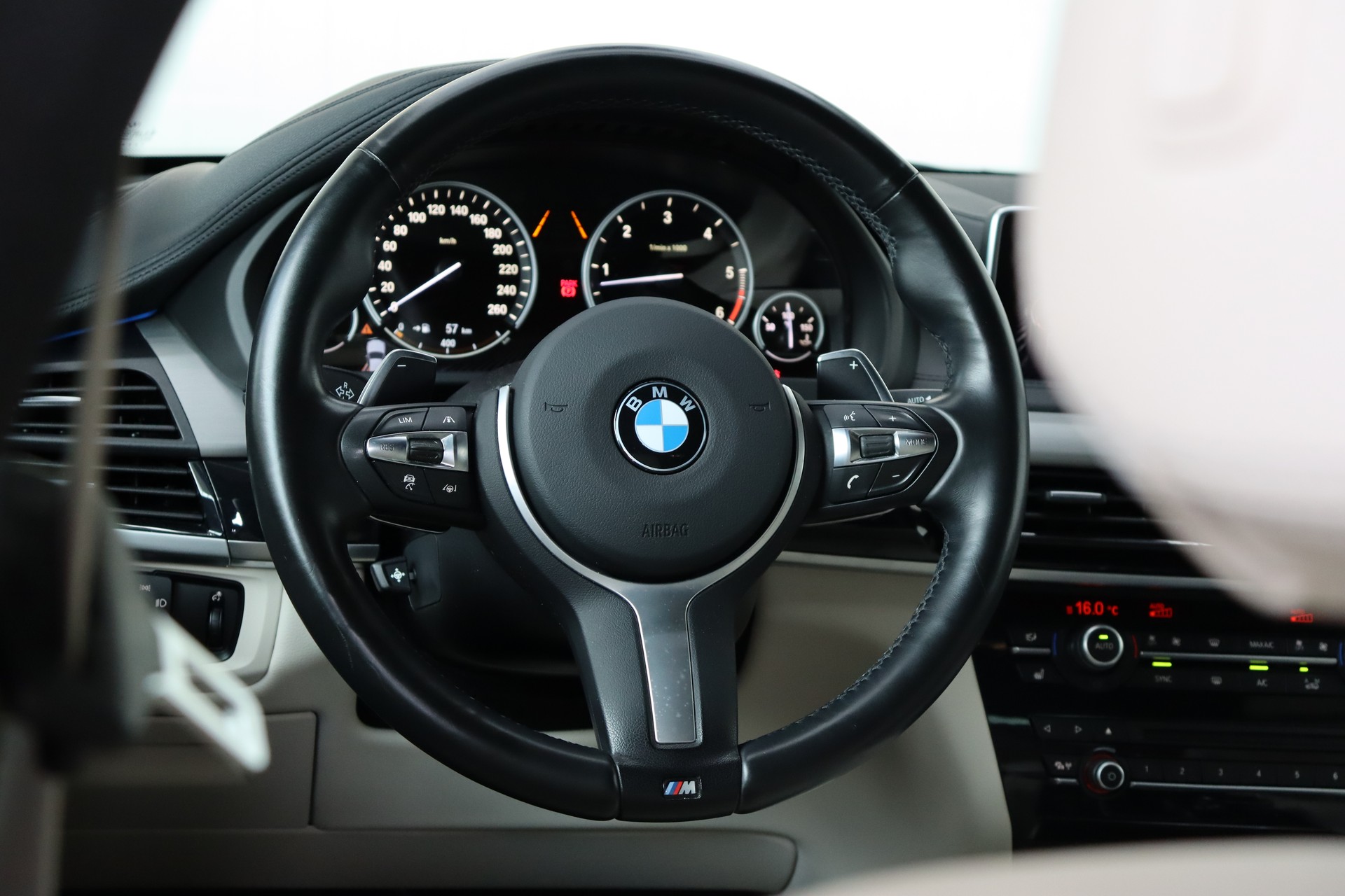 BMW X6 M50D STEPTRONIC ** WHITE ON WHITE ** SOFTCLOSE ** FAHRASSISTENZ-PAKET **-image-19
