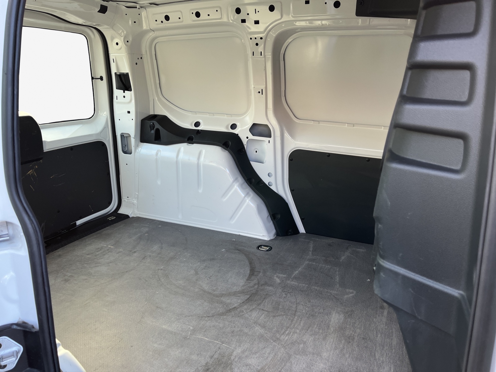 VW Caddy Cargo 2.0TDI-image-11