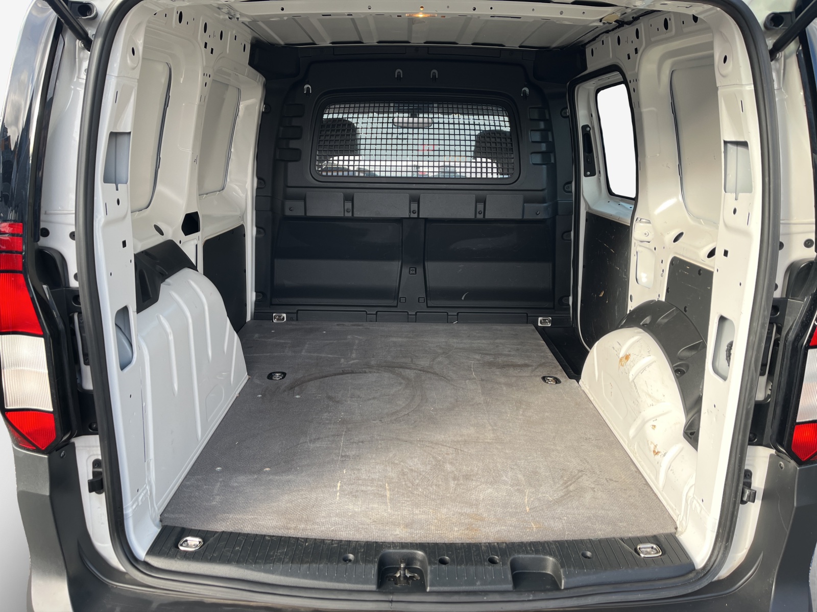 VW Caddy Cargo 2.0TDI-image-12