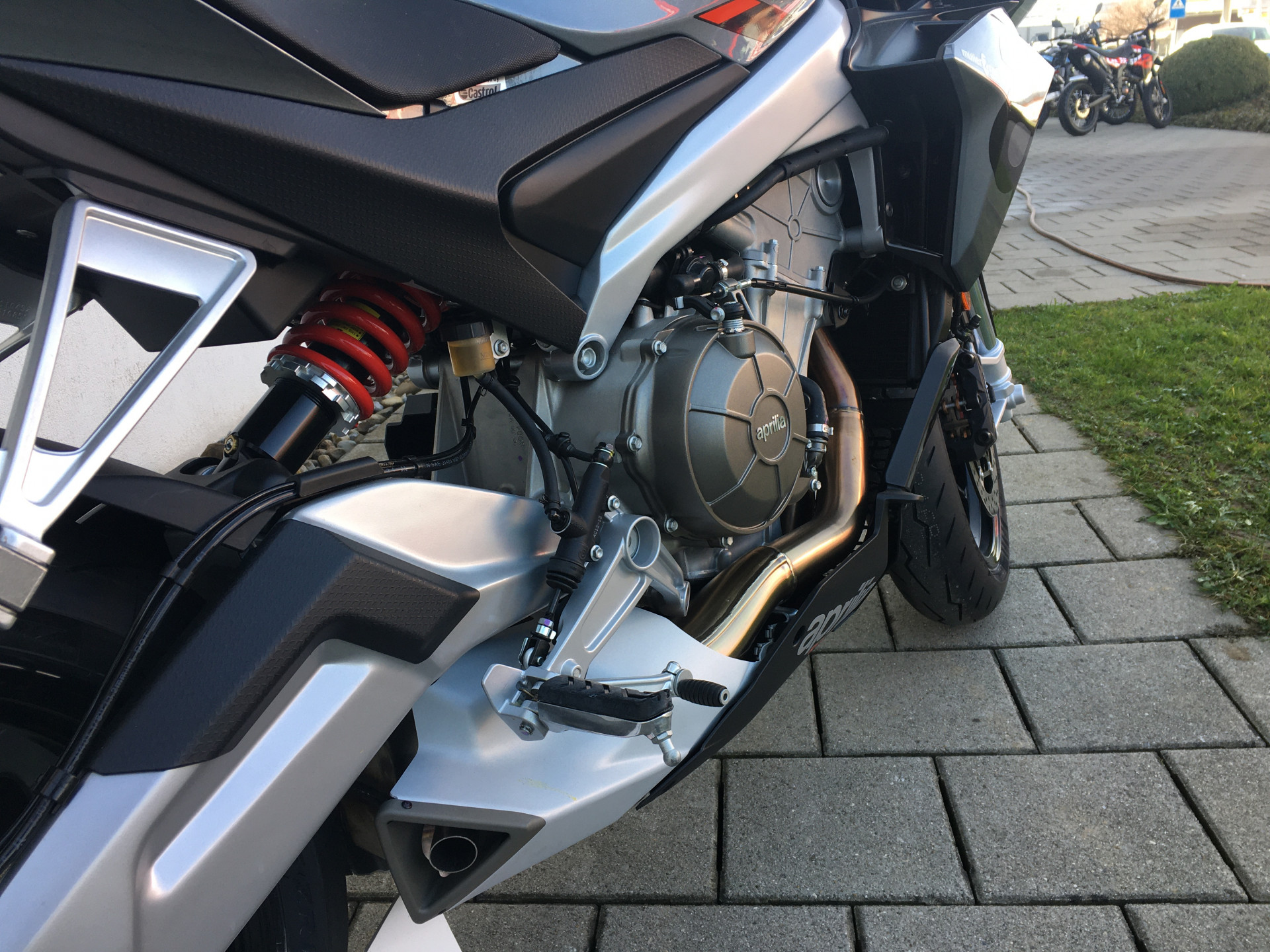 APRILIA Tuono 660 Factory-showroom-element-2