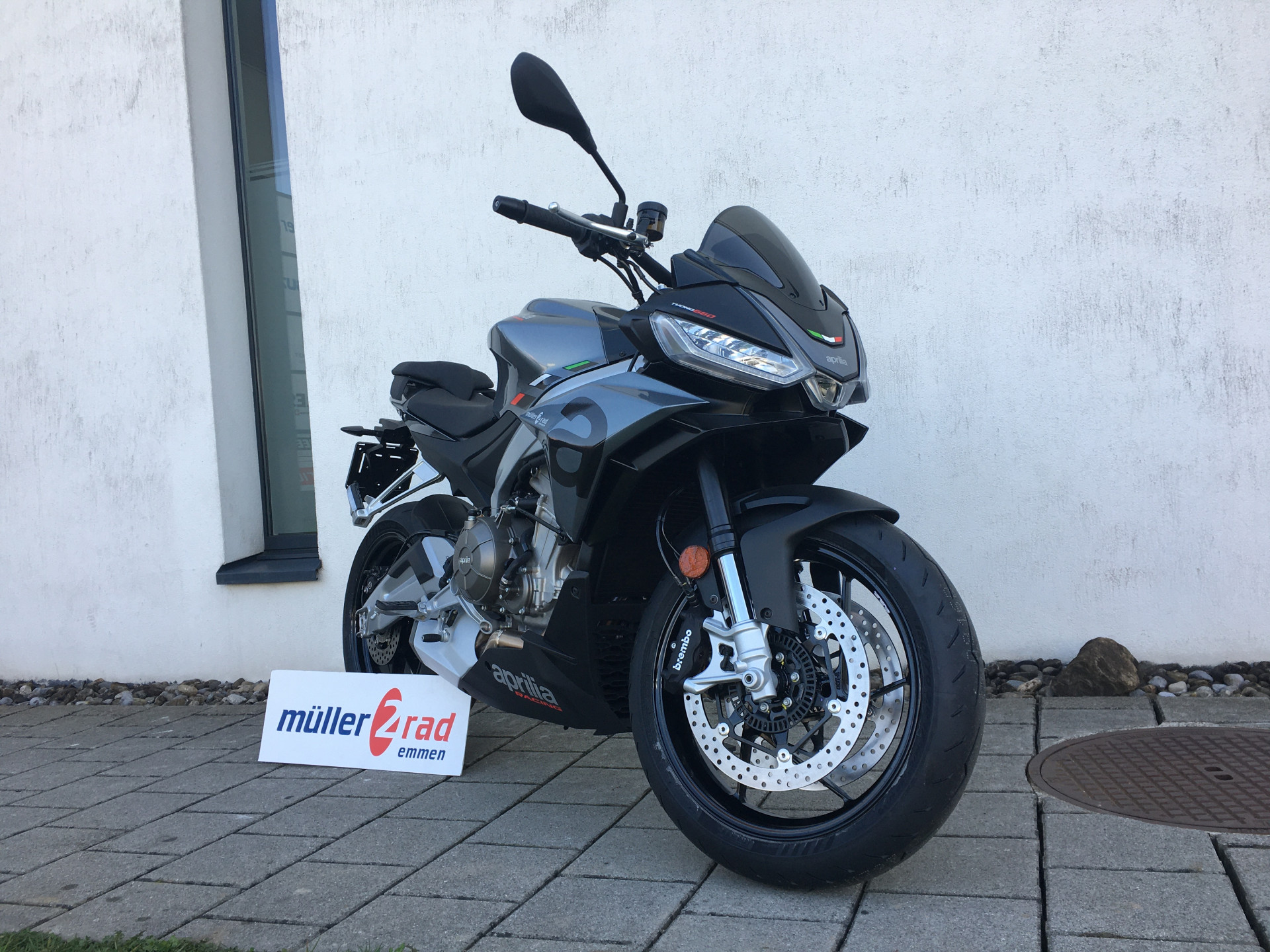 APRILIA Tuono 660 Factory-showroom-element-1
