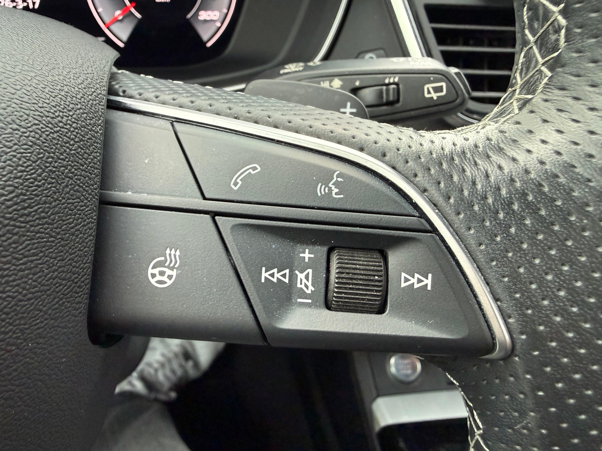 AUDI Q5 2.0 40 TDI S Line quattro S-Tronic *LEDER FEINNAPPA*-image-25