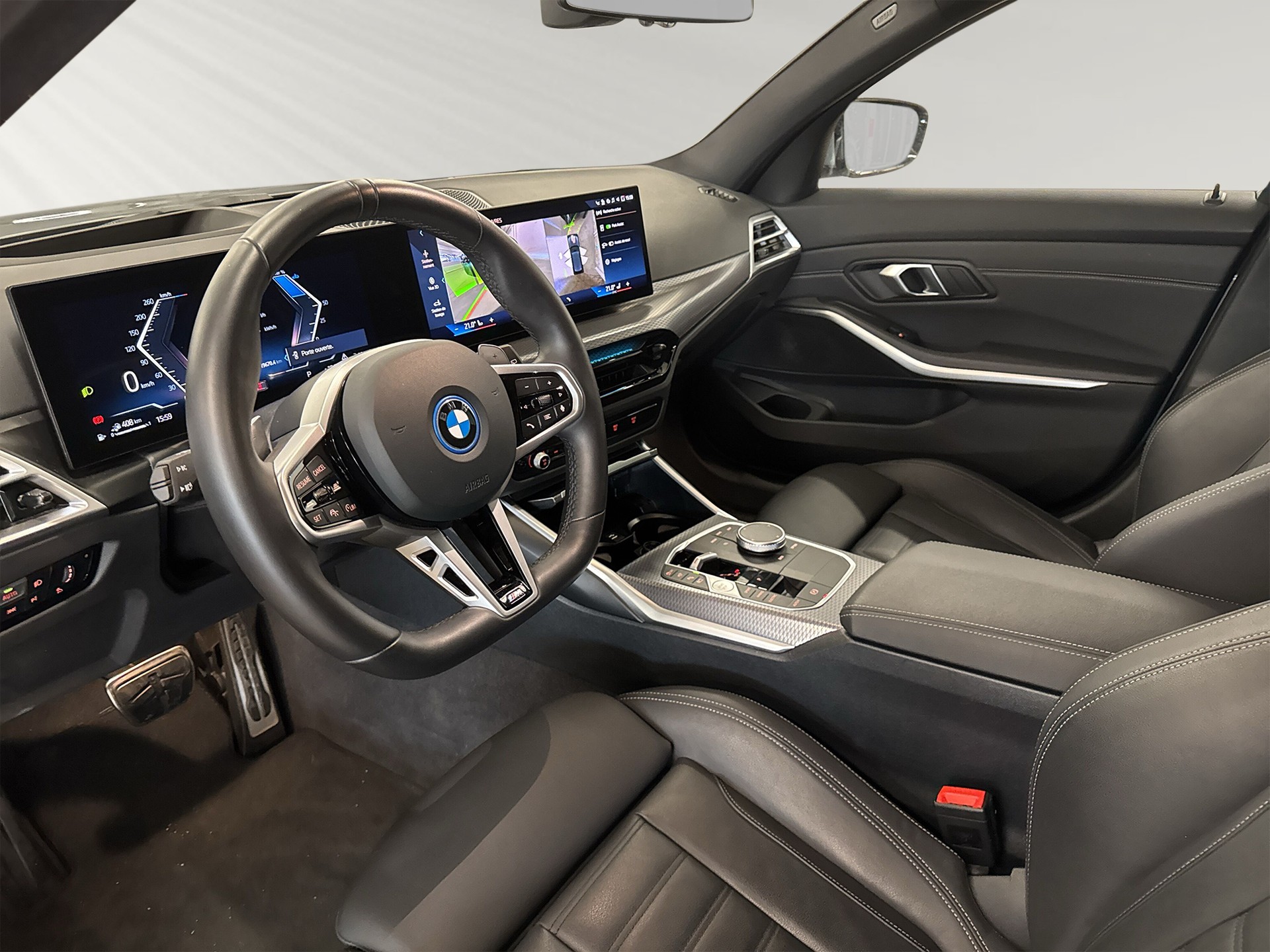 BMW 330e x DriveTouring Steptronic M Sport-image-3