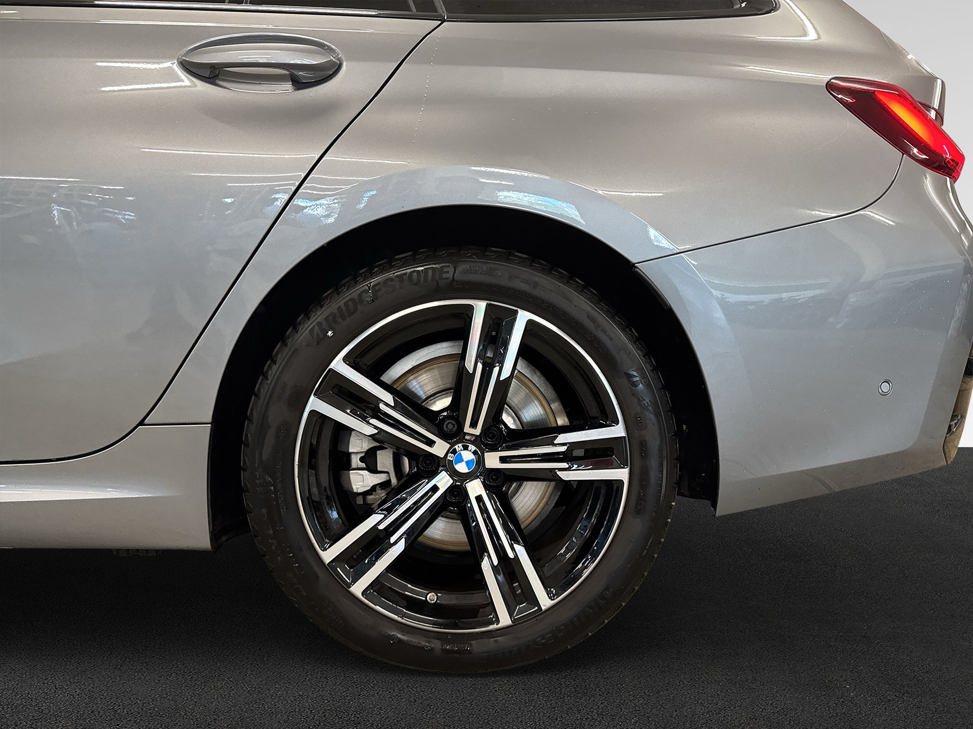 BMW 330e x DriveTouring Steptronic M Sport-image-8