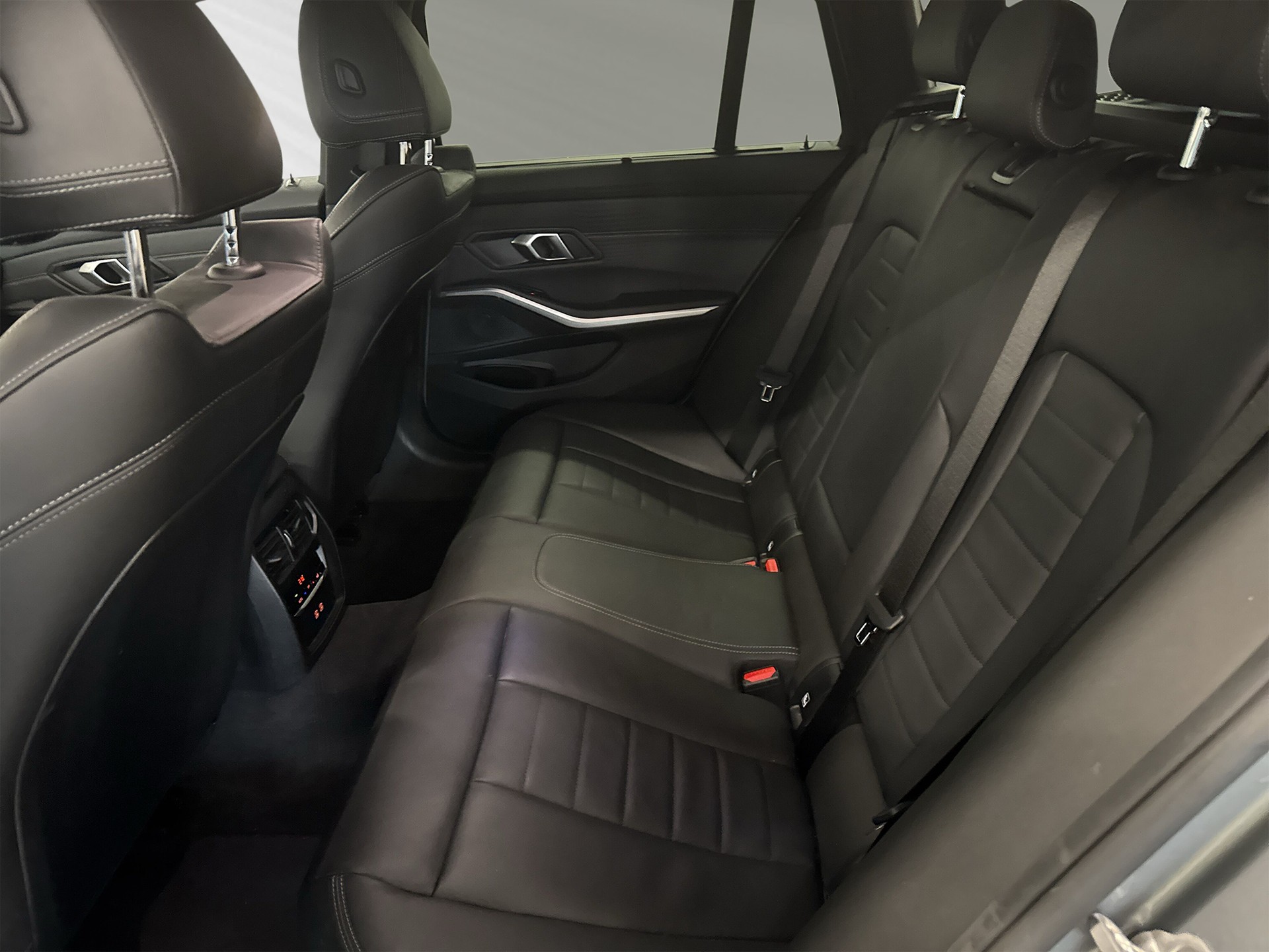 BMW 330e x DriveTouring Steptronic M Sport-image-6