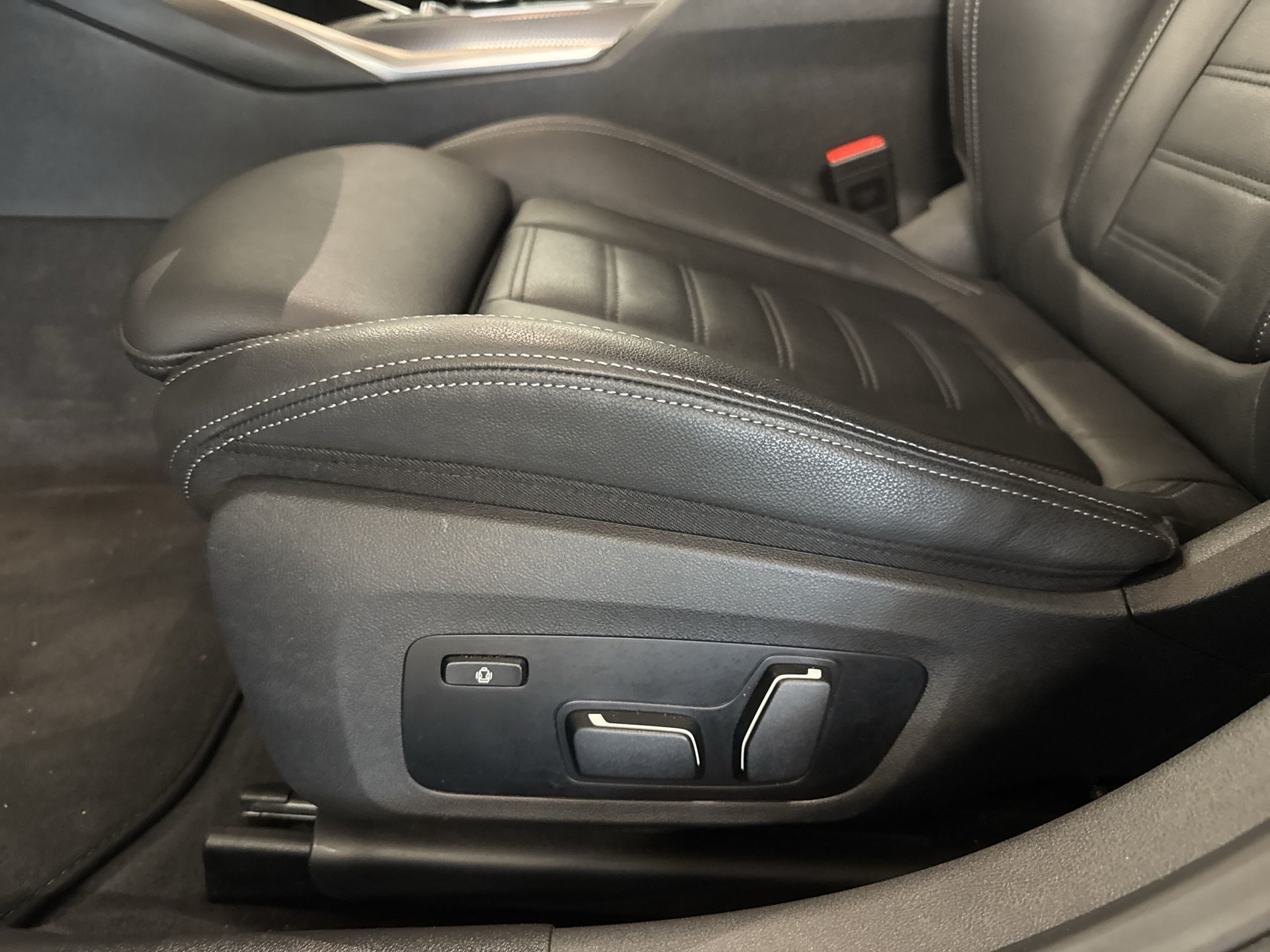 BMW 330e x DriveTouring Steptronic M Sport-image-18