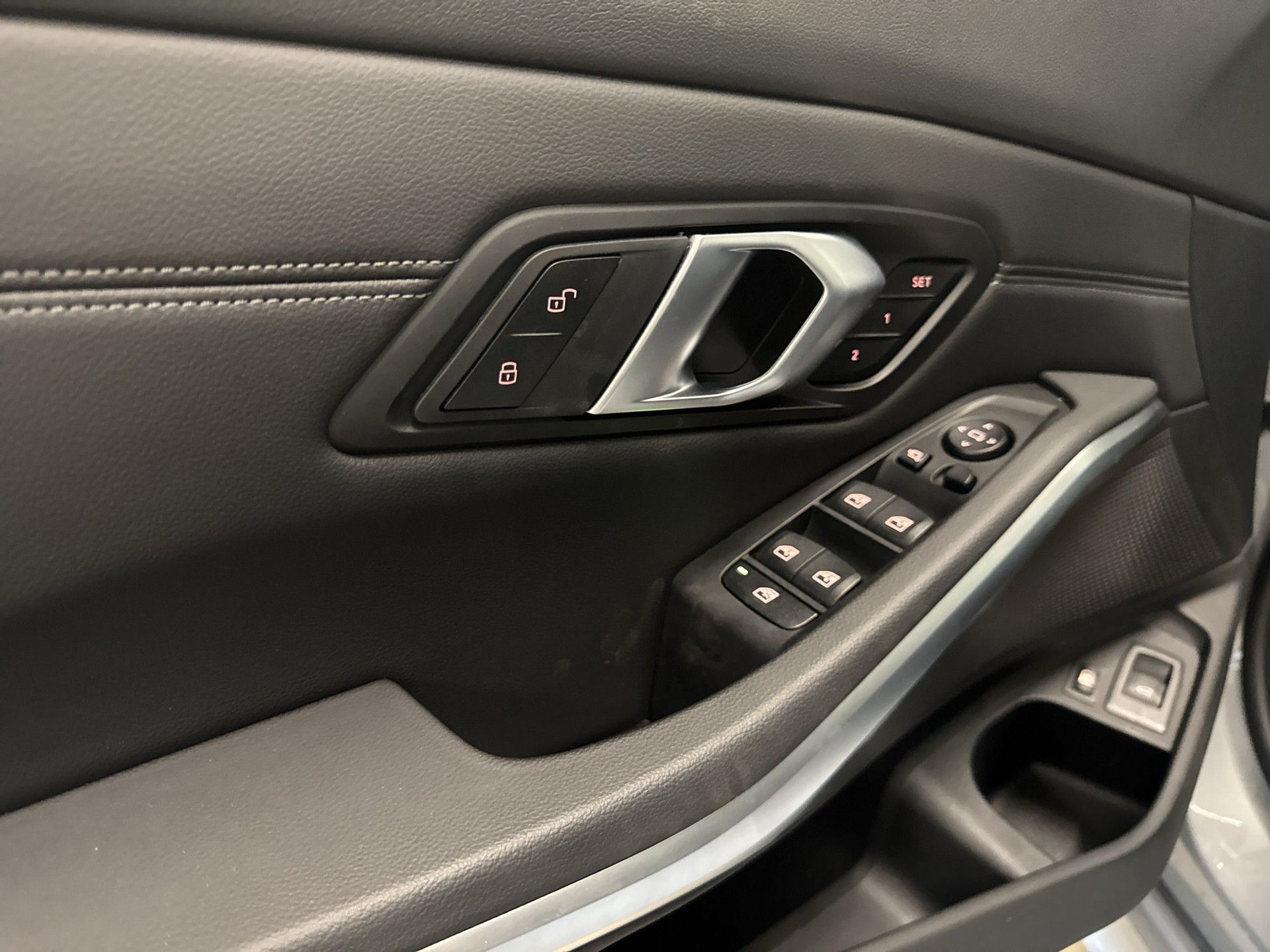 BMW 330e x DriveTouring Steptronic M Sport-image-16