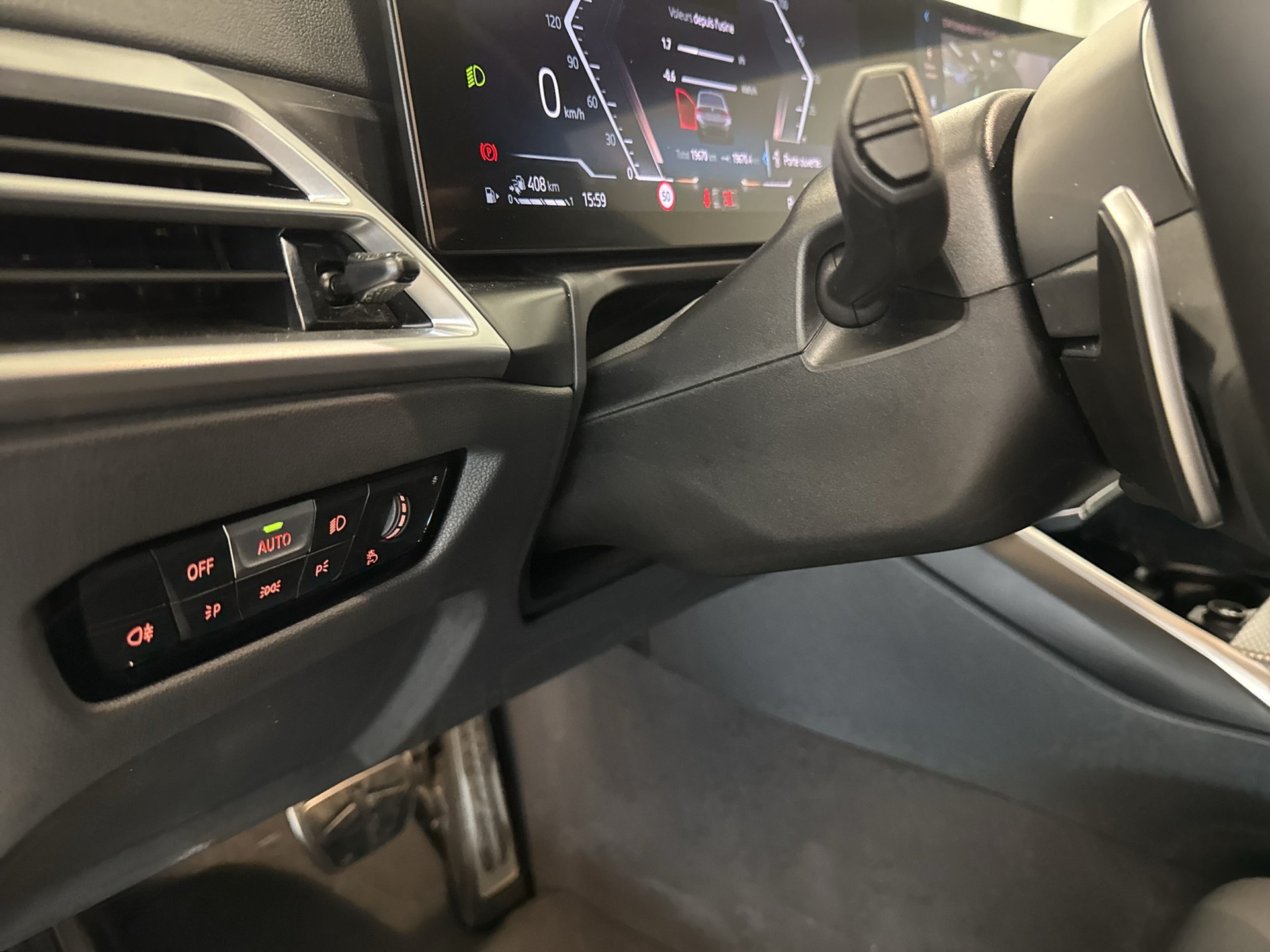 BMW 330e x DriveTouring Steptronic M Sport-image-19