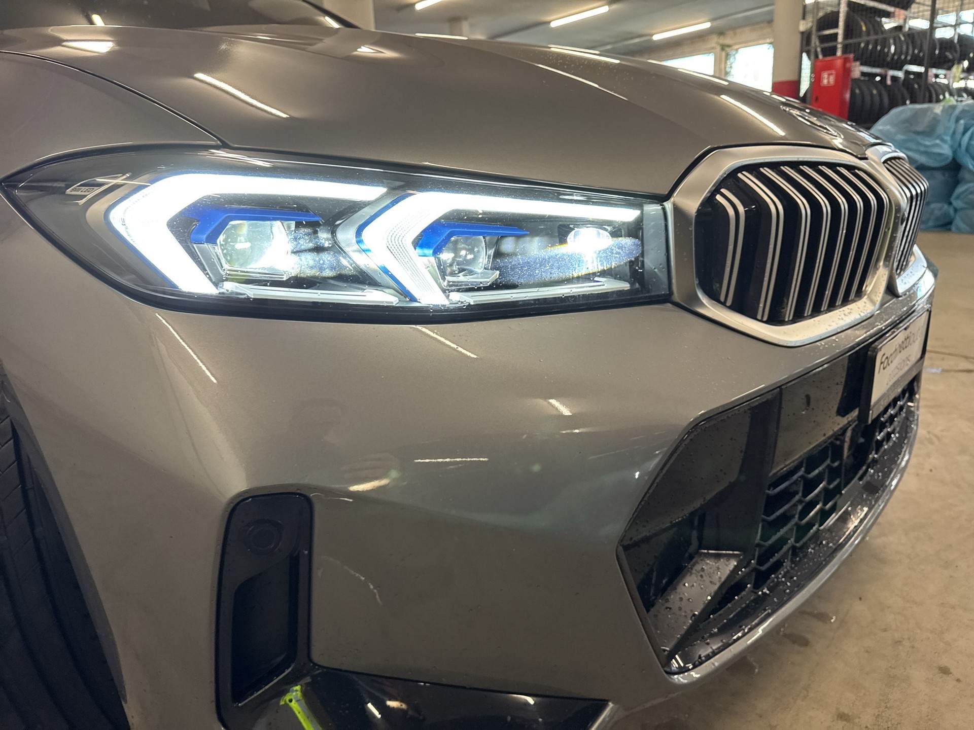 BMW 330e x DriveTouring Steptronic M Sport-image-17