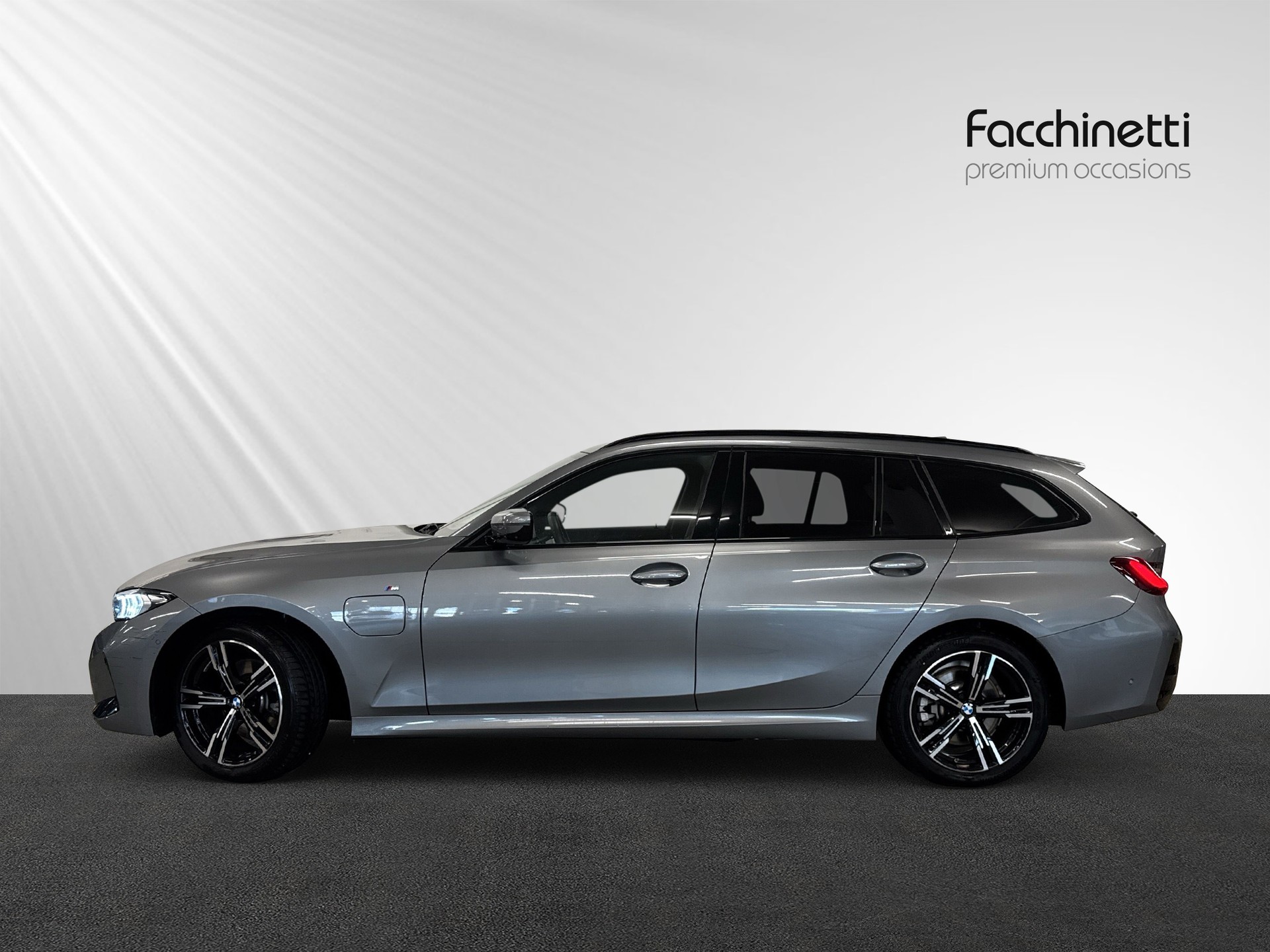 BMW 330e x DriveTouring Steptronic M Sport-image-1
