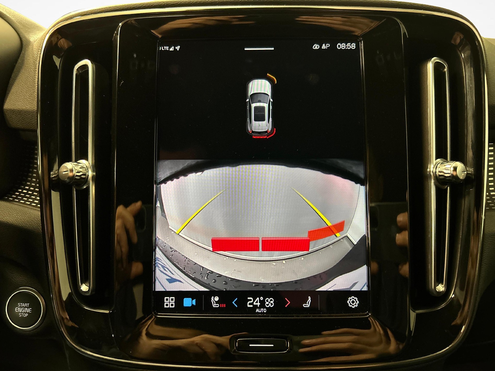 VOLVO XC40 2.0 B3 MH Plus Dark-image-8
