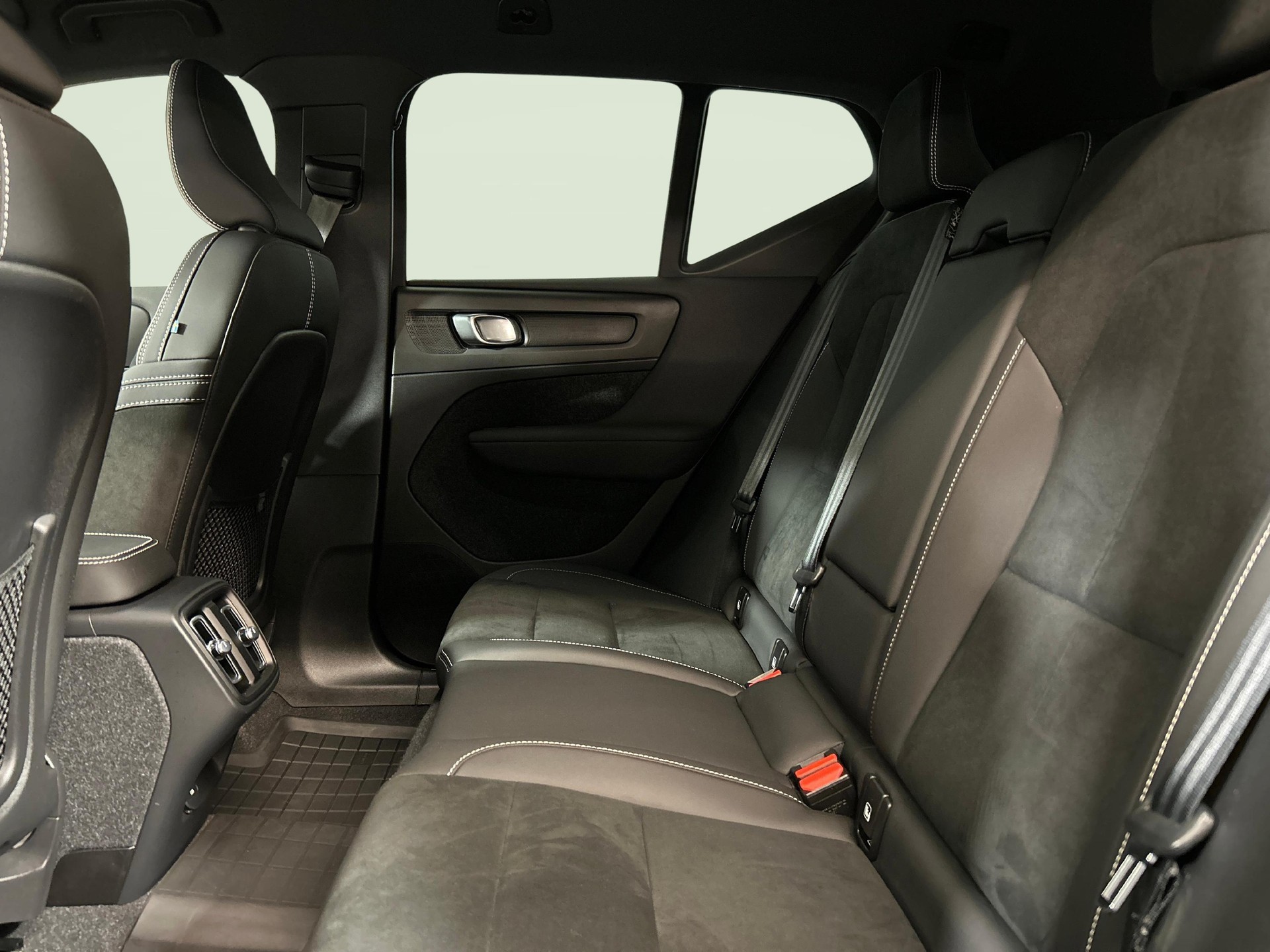 VOLVO XC40 2.0 B3 MH Plus Dark-image-3