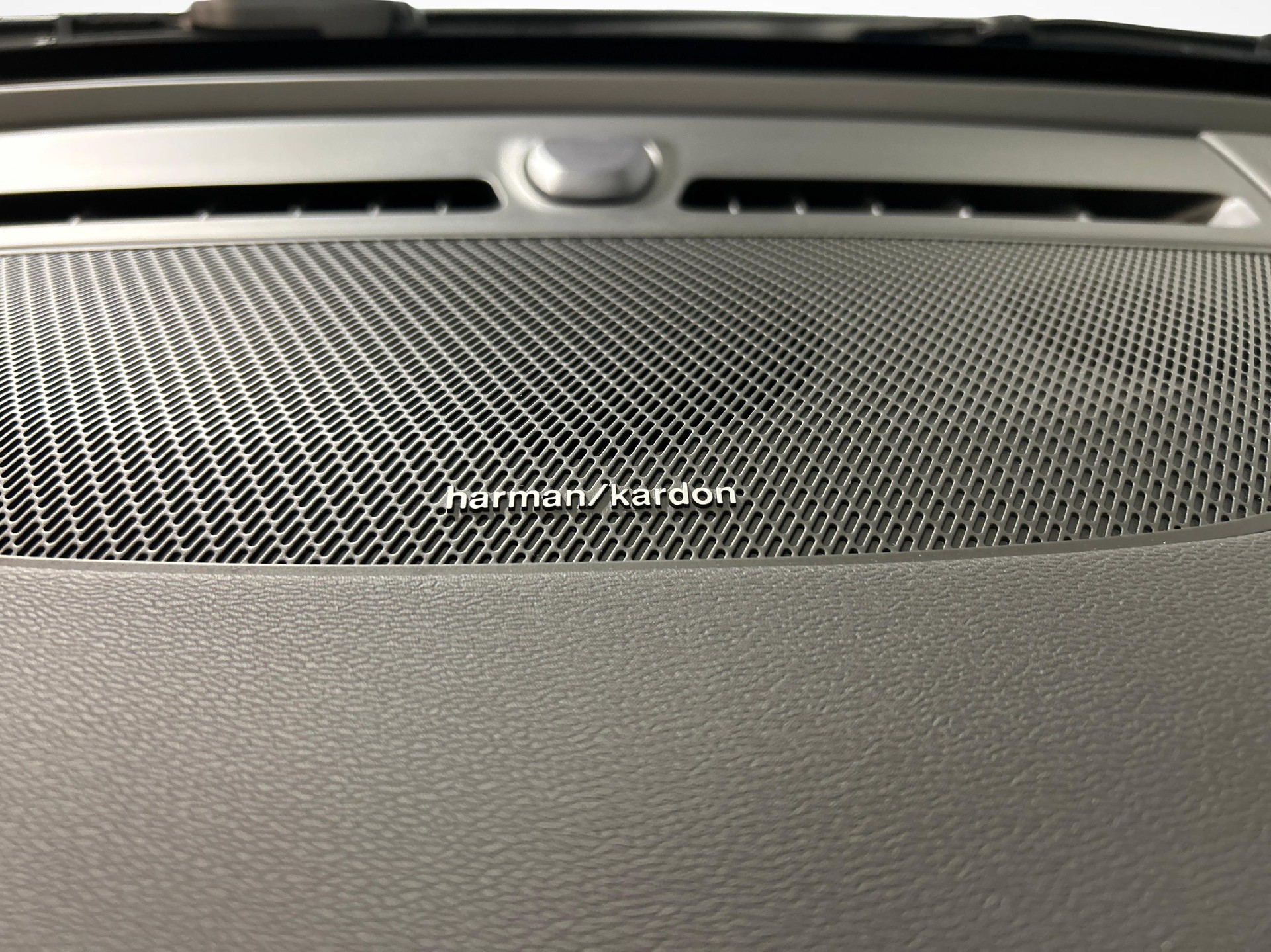 VOLVO XC40 2.0 B3 MH Plus Dark-image-14