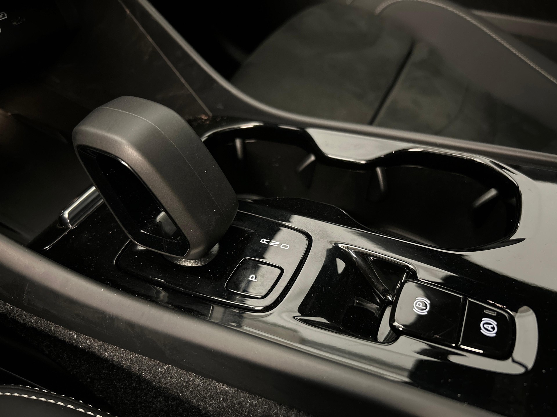VOLVO XC40 2.0 B3 MH Plus Dark-image-13
