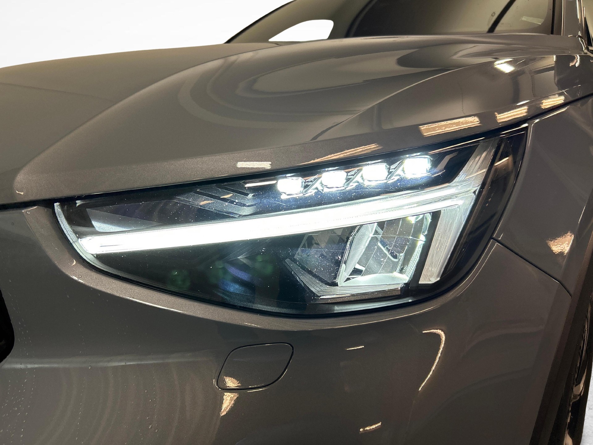 VOLVO XC40 2.0 B3 MH Plus Dark-image-15
