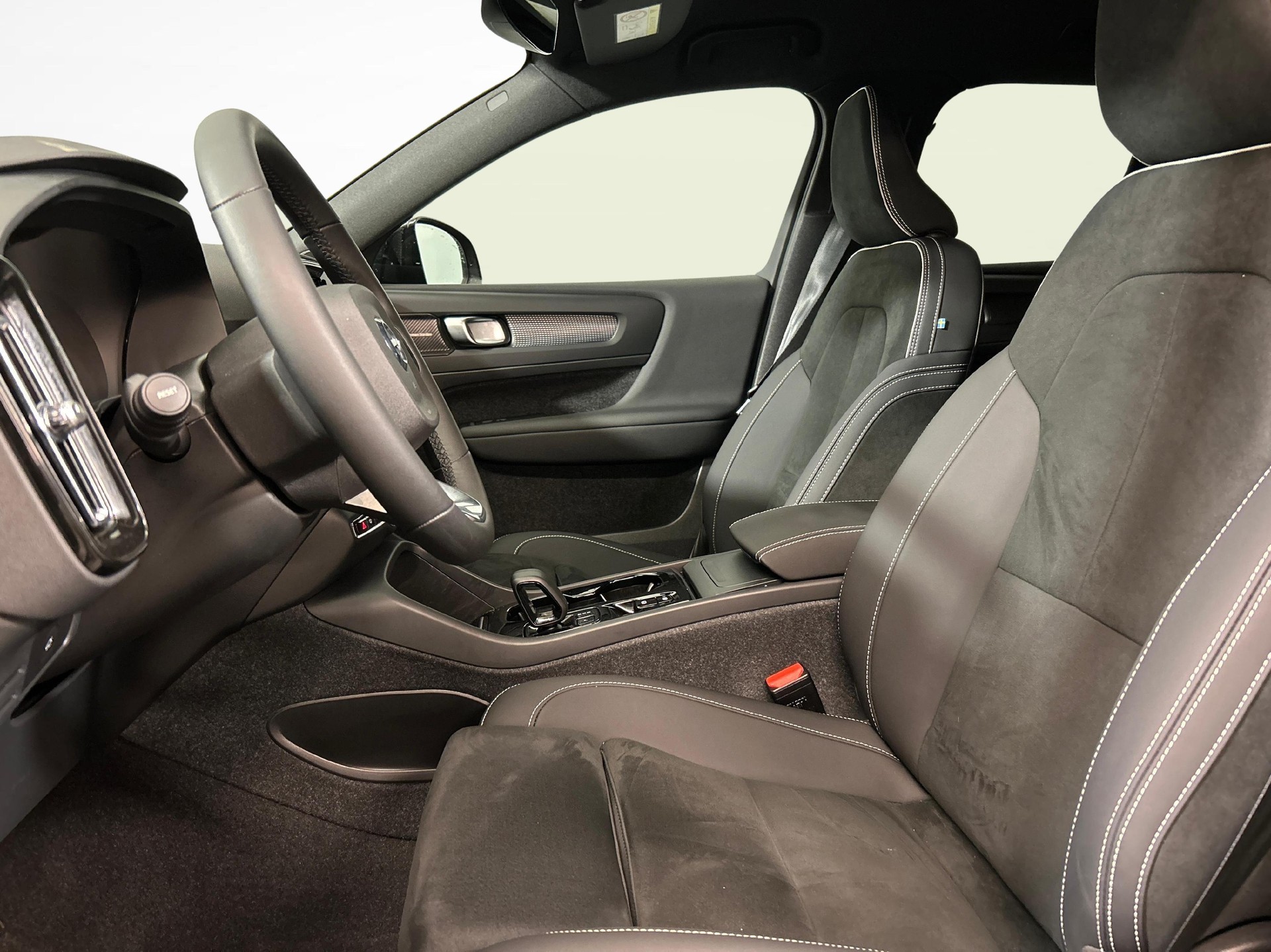 VOLVO XC40 2.0 B3 MH Plus Dark-image-2