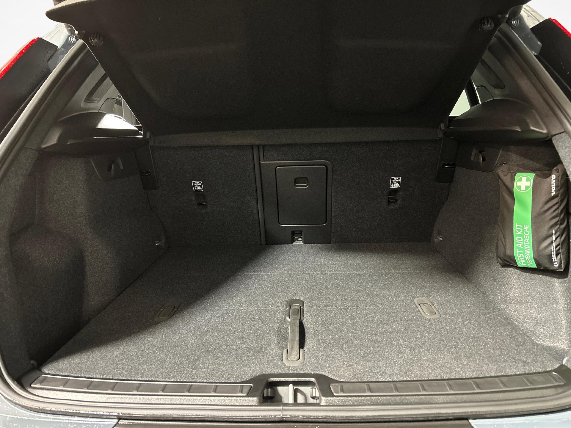 VOLVO XC40 2.0 B3 MH Plus Dark-image-11