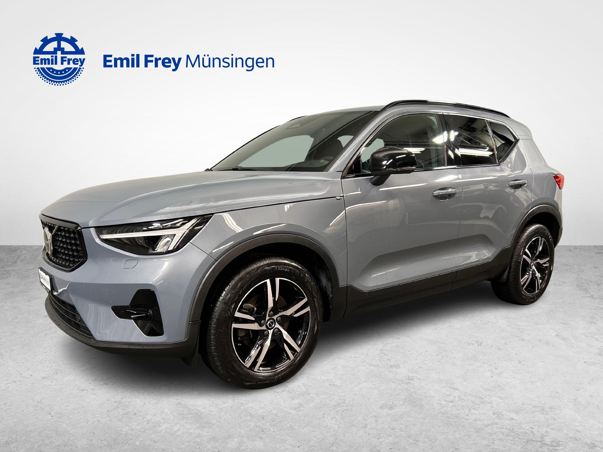 VOLVO XC40 2.0 B3 MH Plus Dark-image-1