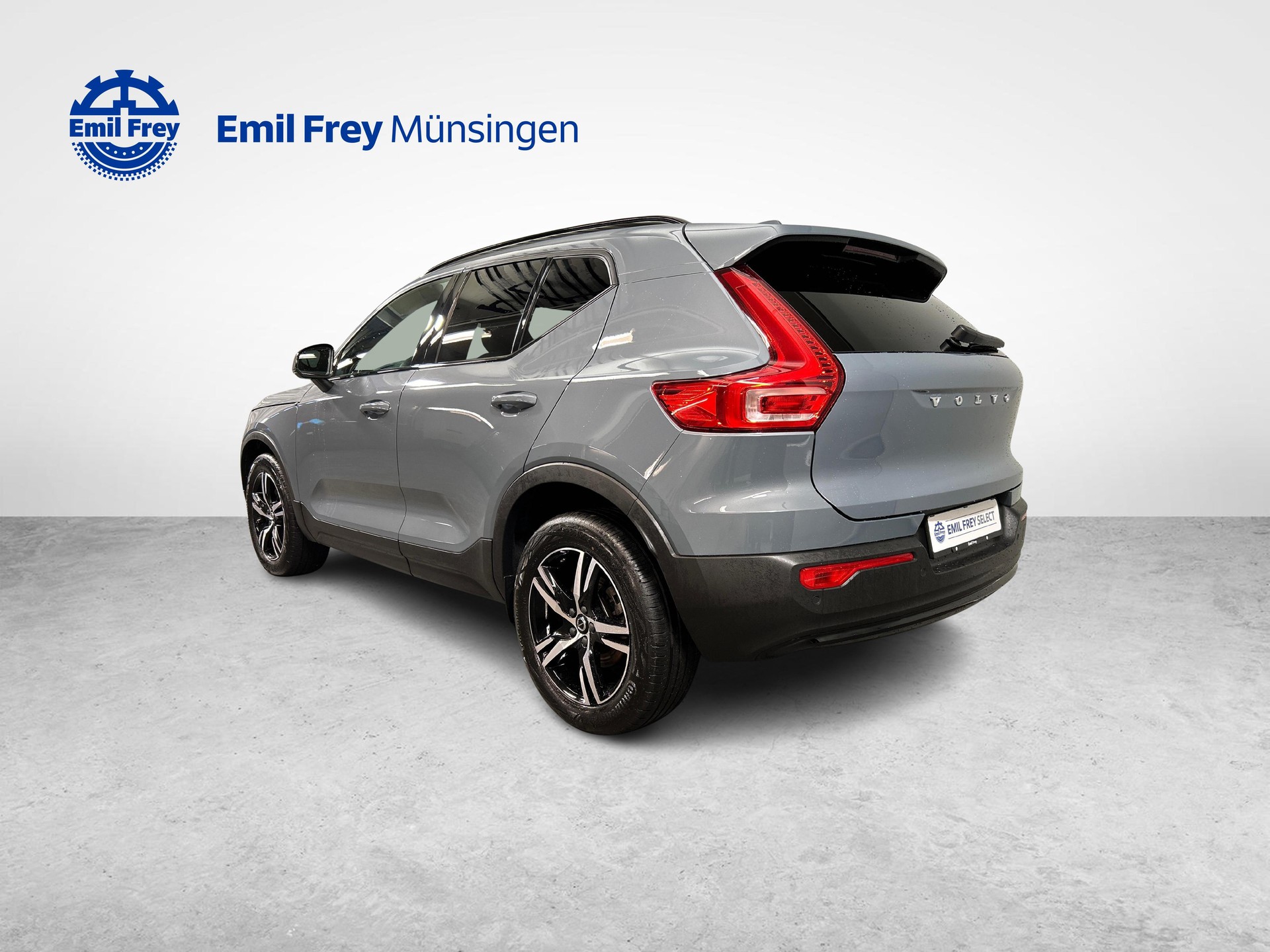 VOLVO XC40 2.0 B3 MH Plus Dark-image-9