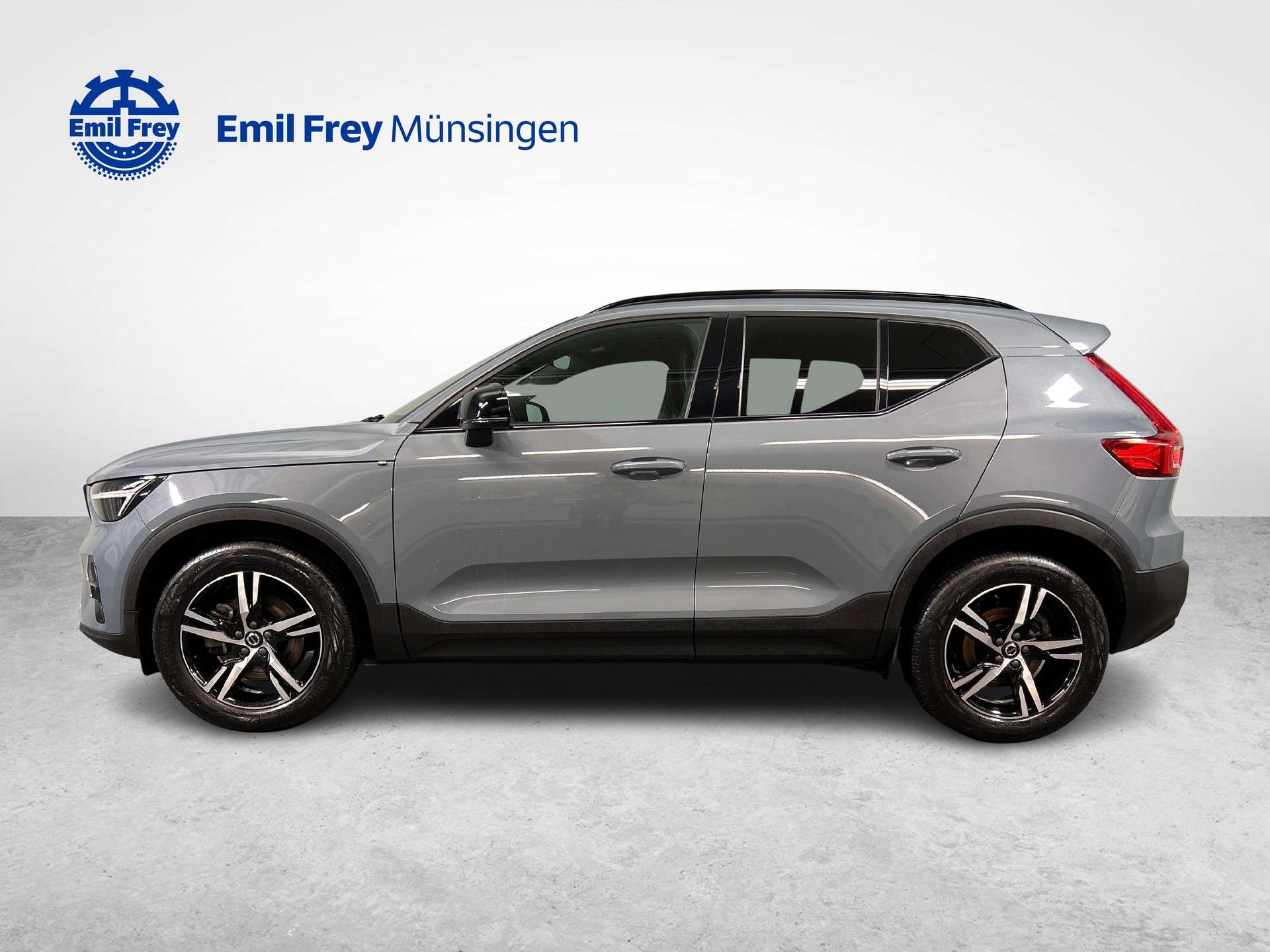 VOLVO XC40 2.0 B3 MH Plus Dark-image-4
