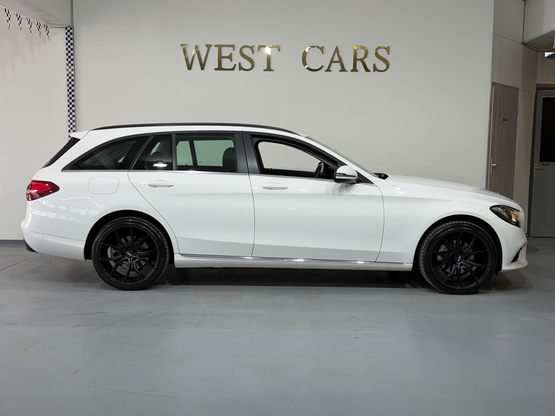 MERCEDES-BENZ C 220 d Swiss Star 4Matic 9G-Tronic-image-2