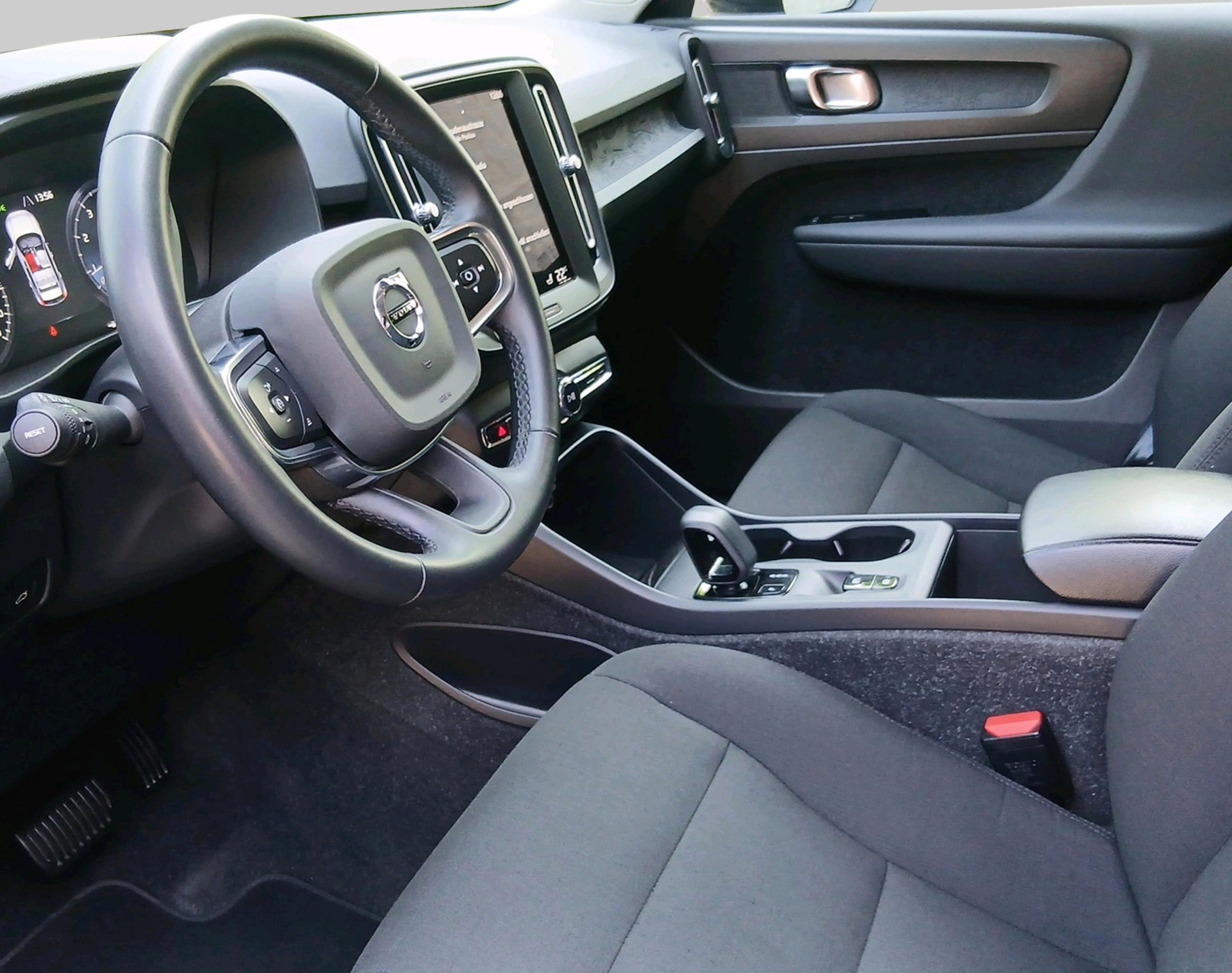 VOLVO XC40 1.5 T3 Momentum Light-image-2