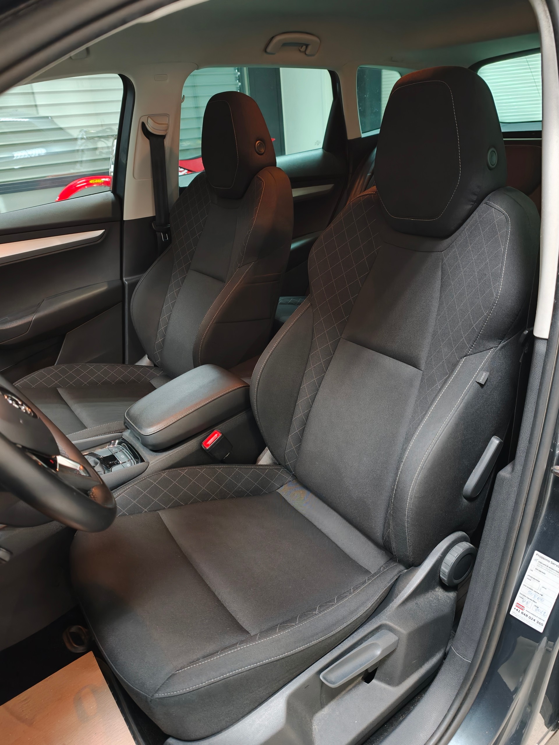 SKODA Karoq 1.0 TSI Ambition-image-9