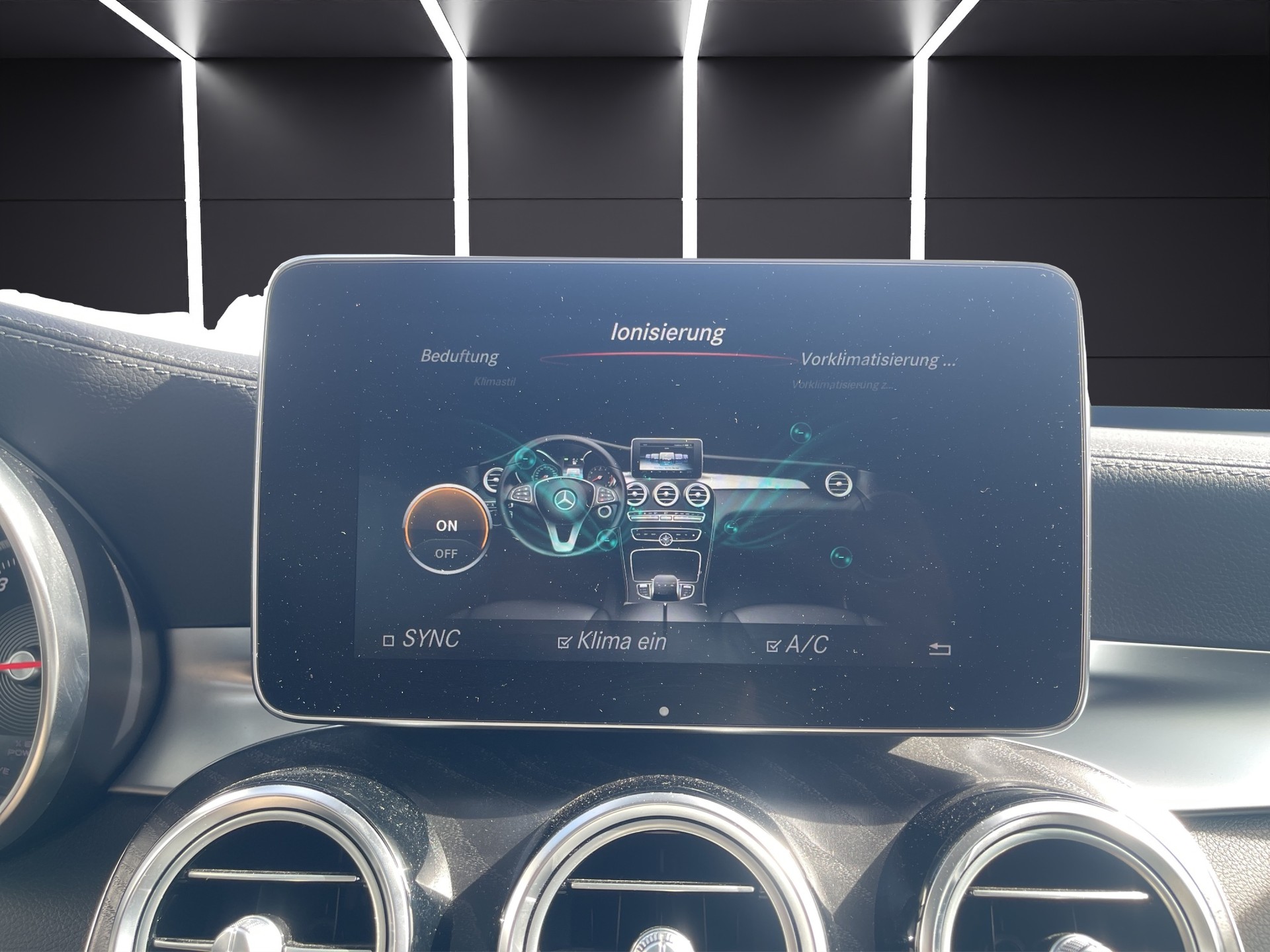 MERCEDES-BENZ GLC 350 e AMG Line 4Matic 7G-Tronic-image-31