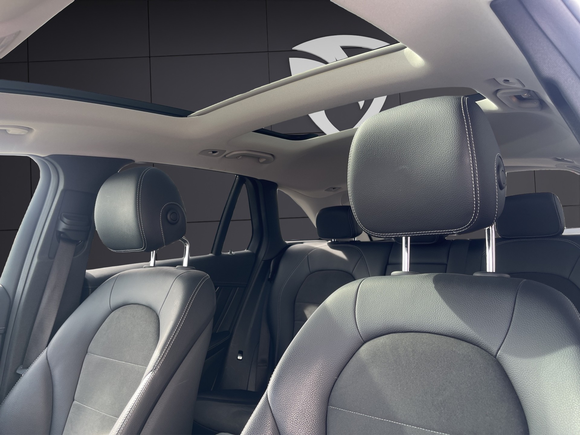 MERCEDES-BENZ GLC 350 e AMG Line 4Matic 7G-Tronic-image-21